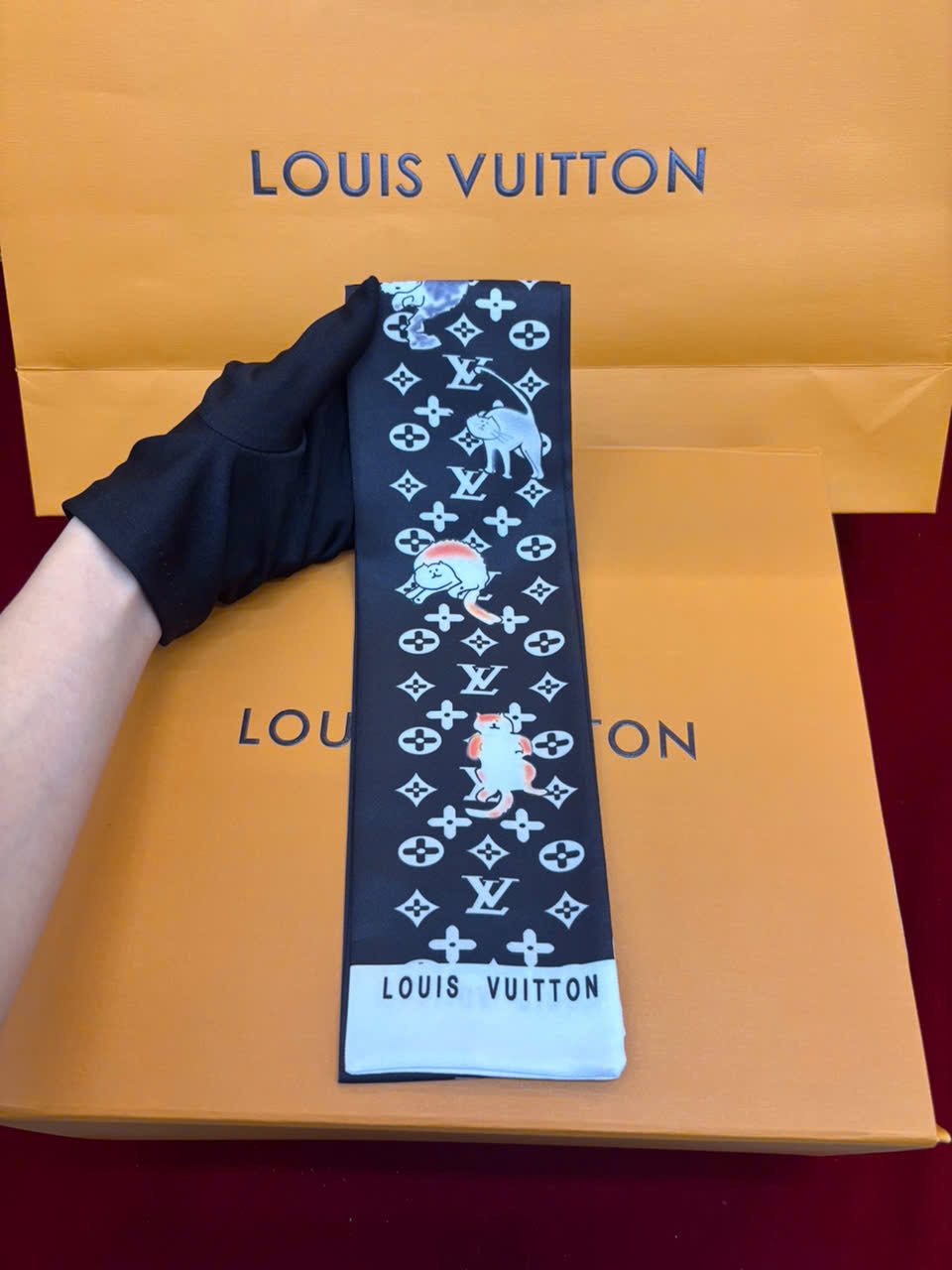 Khăn LV Cột Túi Xách Super 01