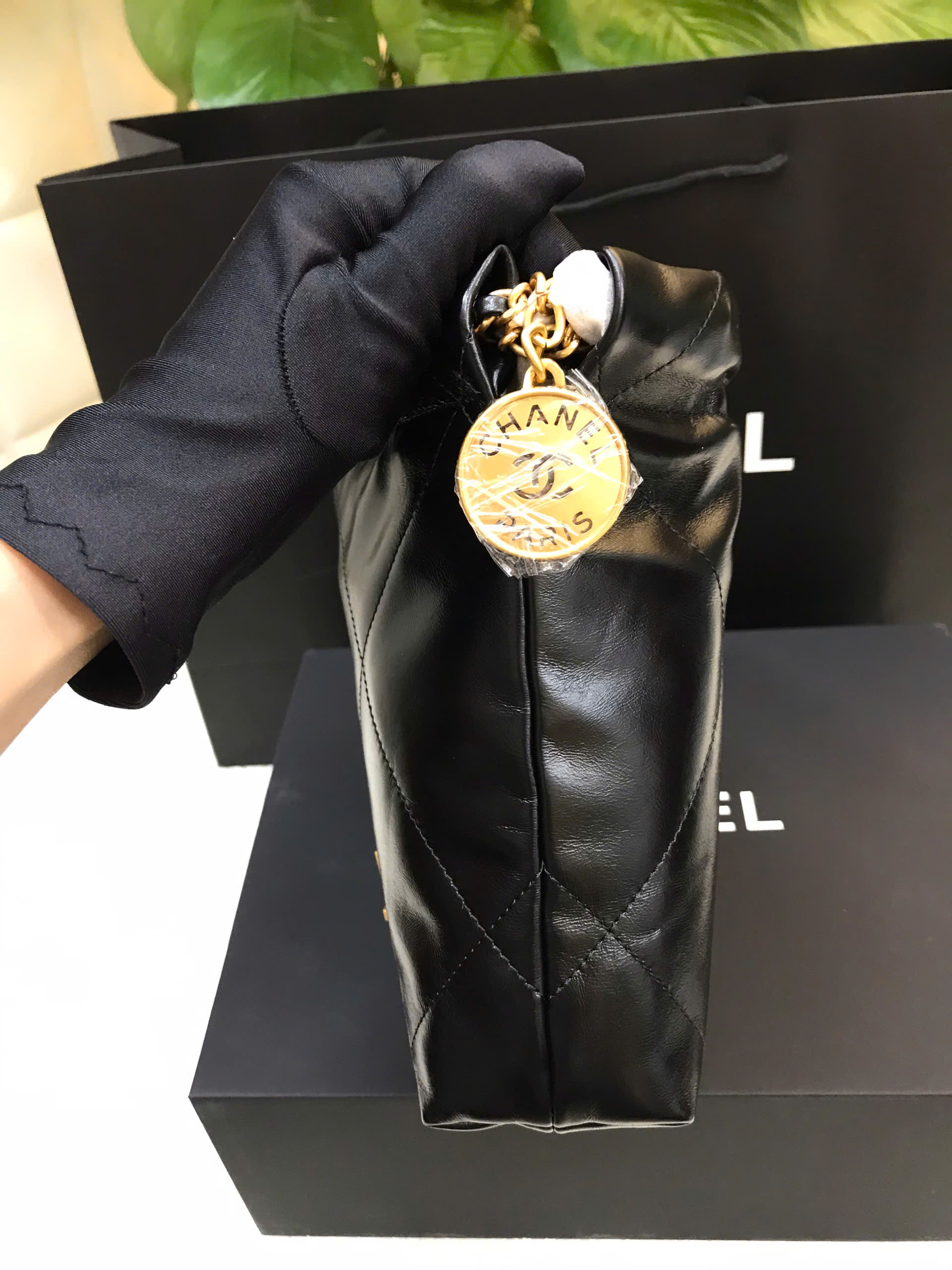 Túi Chanel 22 Shiny Calfskin Gold Tone Metal Black Mini Siêu Cấp Size 20cm