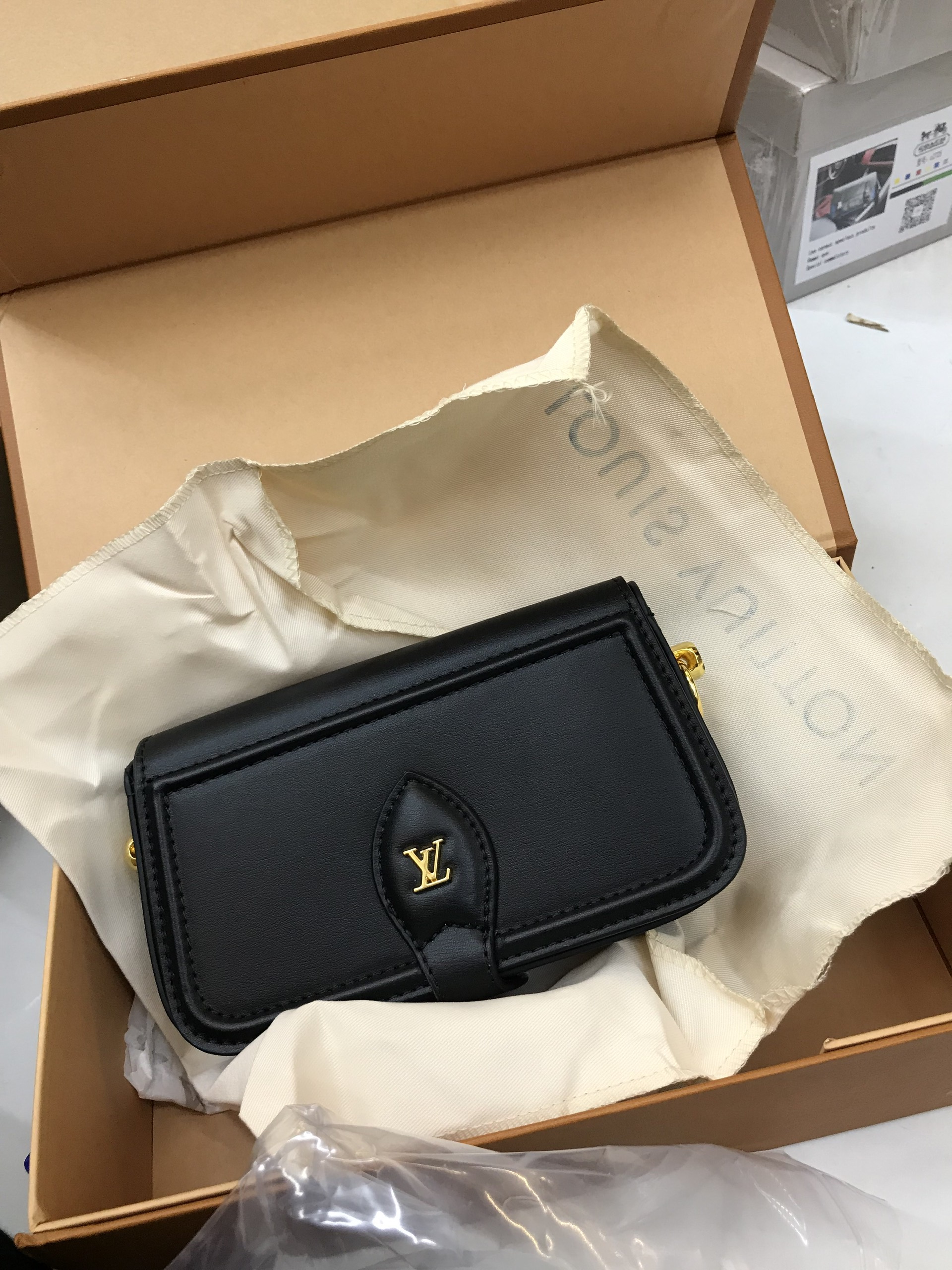 Túi Xách LV Super Officier Pouch With Strap Màu Đen Size 20cm