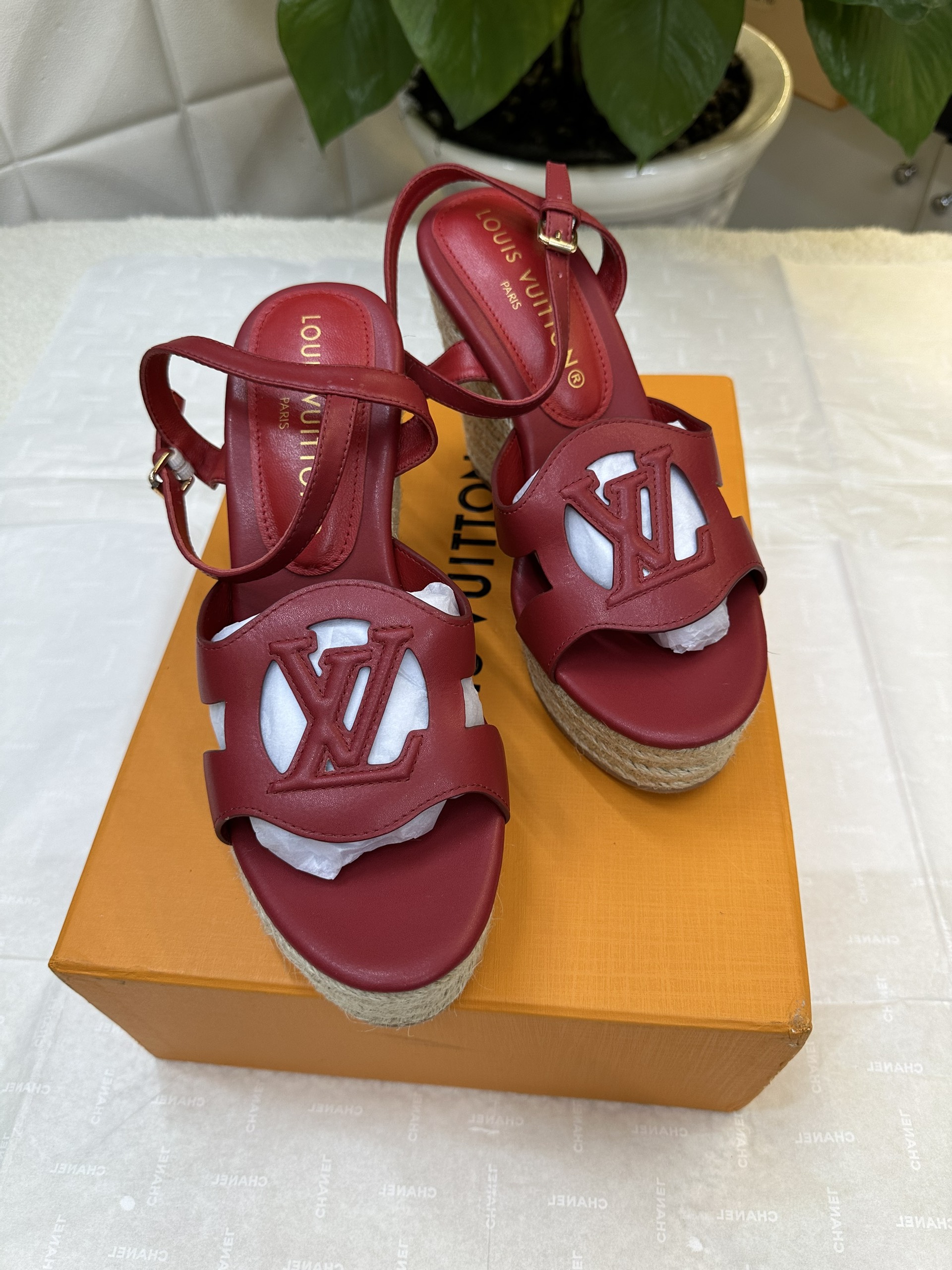 Giày LV Isola Wedge Sandal Siêu Cấp Màu Đỏ Size 39 1ACI99