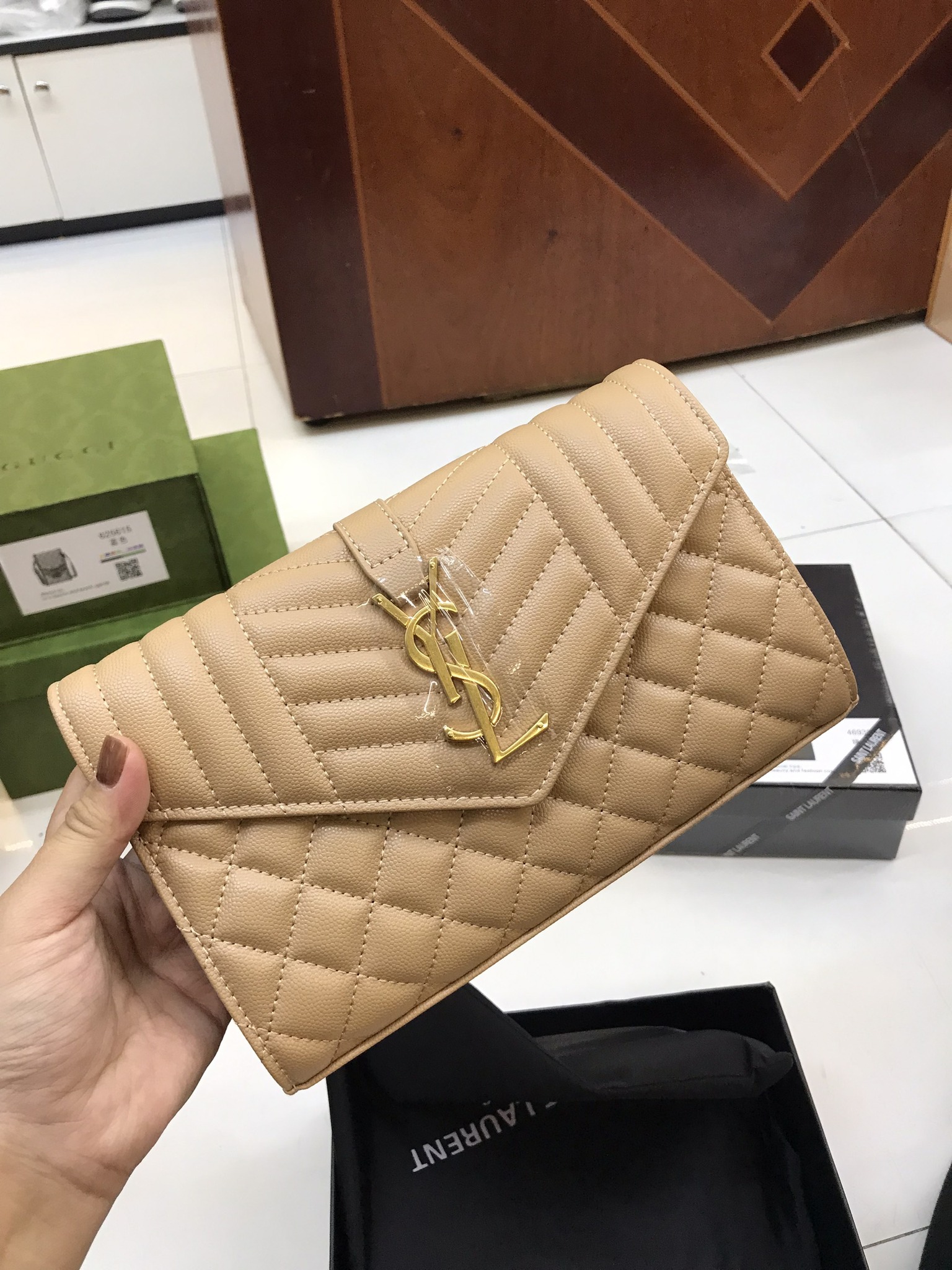 Túi Xách YSL Super Màu Kem Da Hạt Khóa Vàng Size 22cm