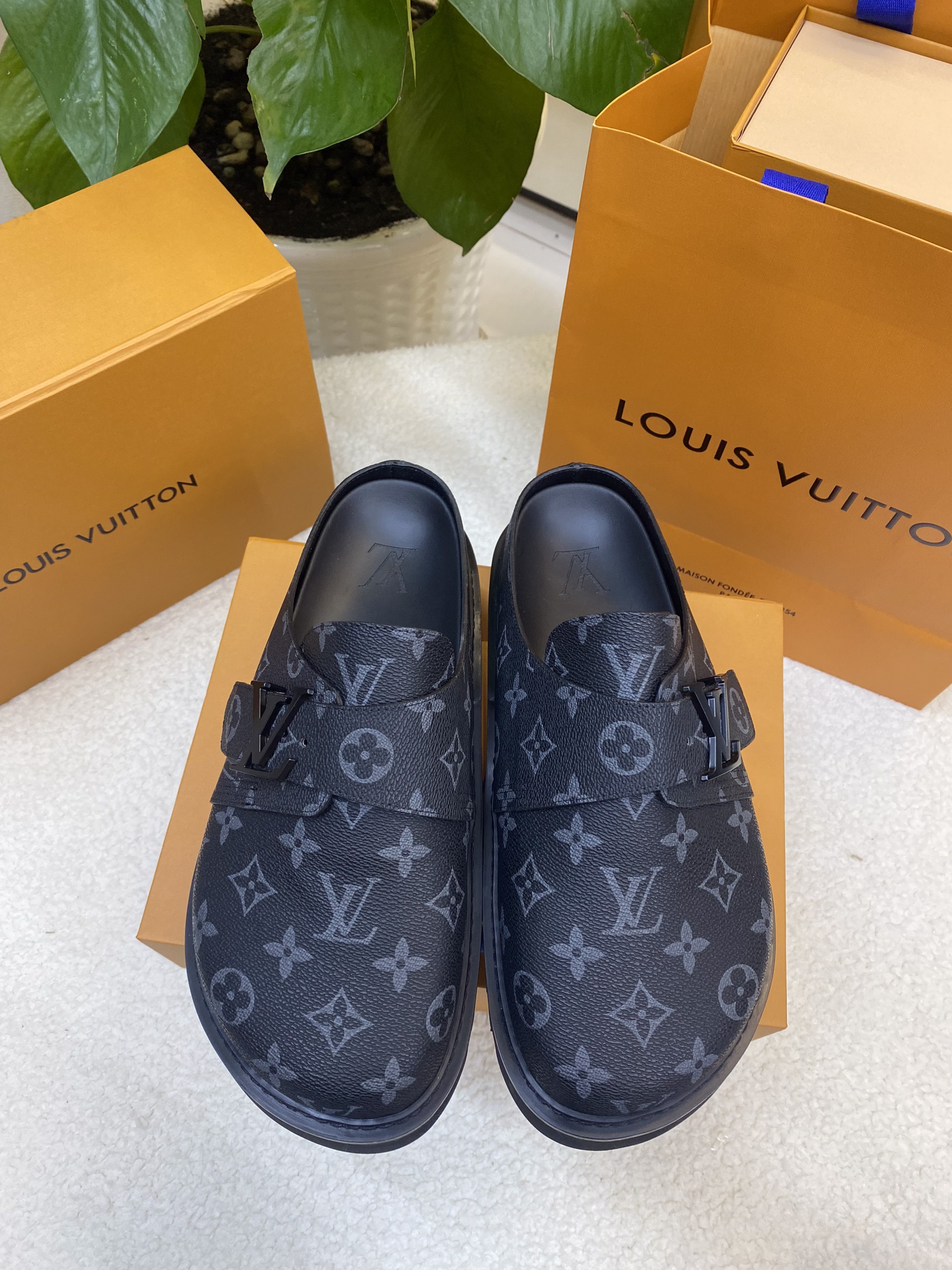 Giày LV Easy Mules Black Siêu Cấp Size 42 1AA0CC