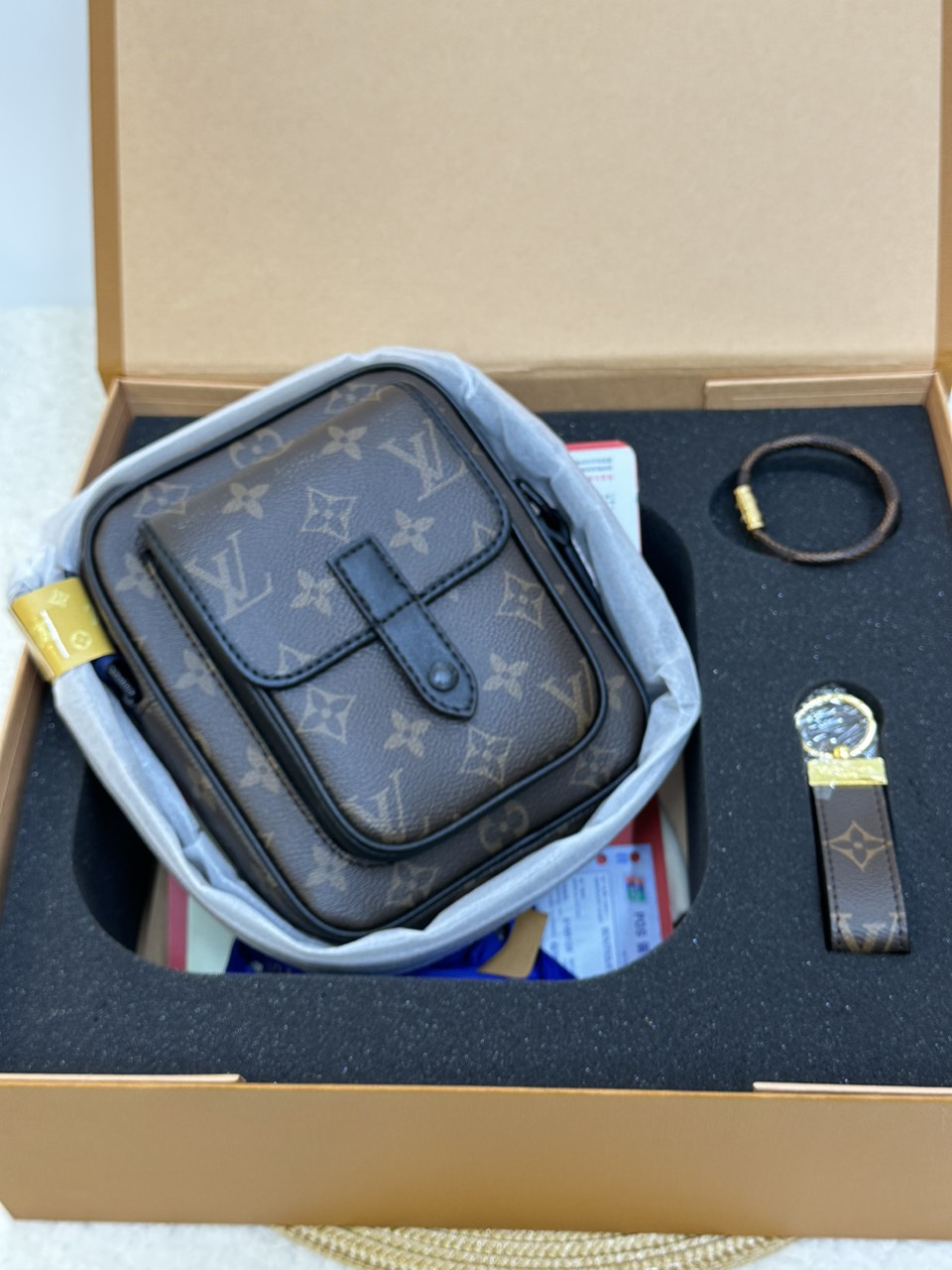 Túi Đeo Chéo LV Christopher Super Size 18cm