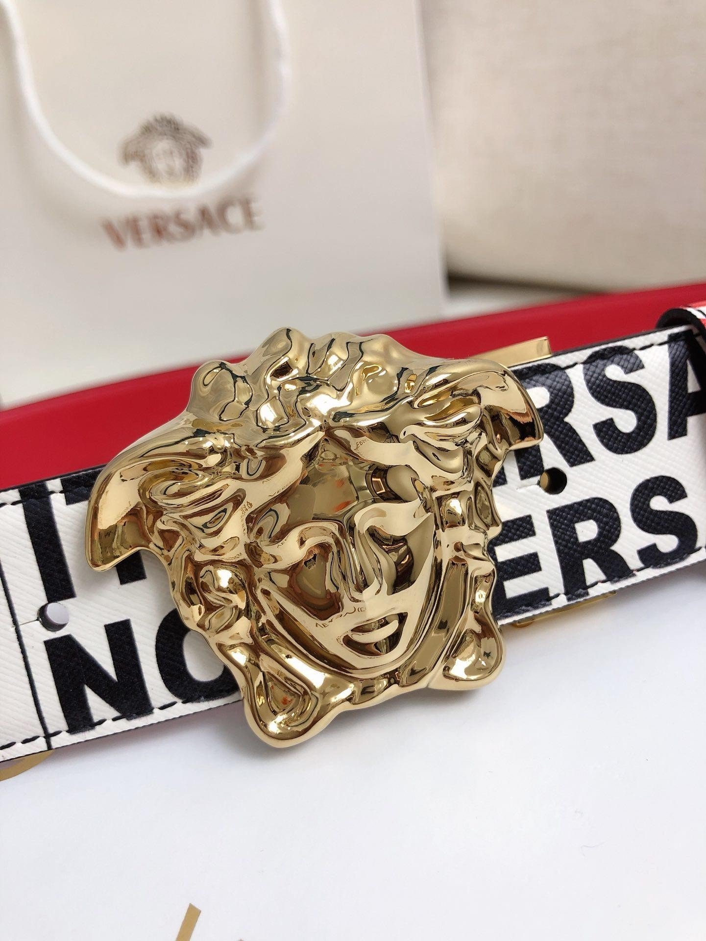 Thắt Lưng Versace Họa Tiết Giấy Báo Đỏ Siêu Cấp Mặt Vàng Size 3.8cm