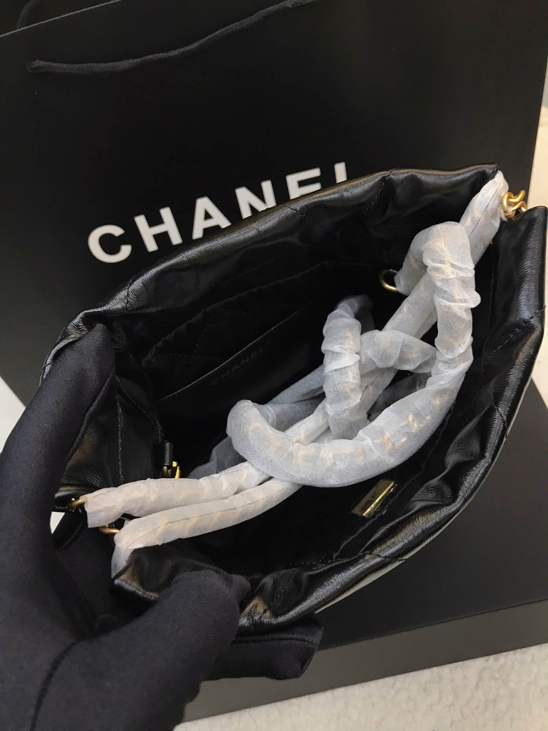 Túi Chanel 22 Shiny Calfskin Gold Tone Metal Black Mini Siêu Cấp Size 20cm