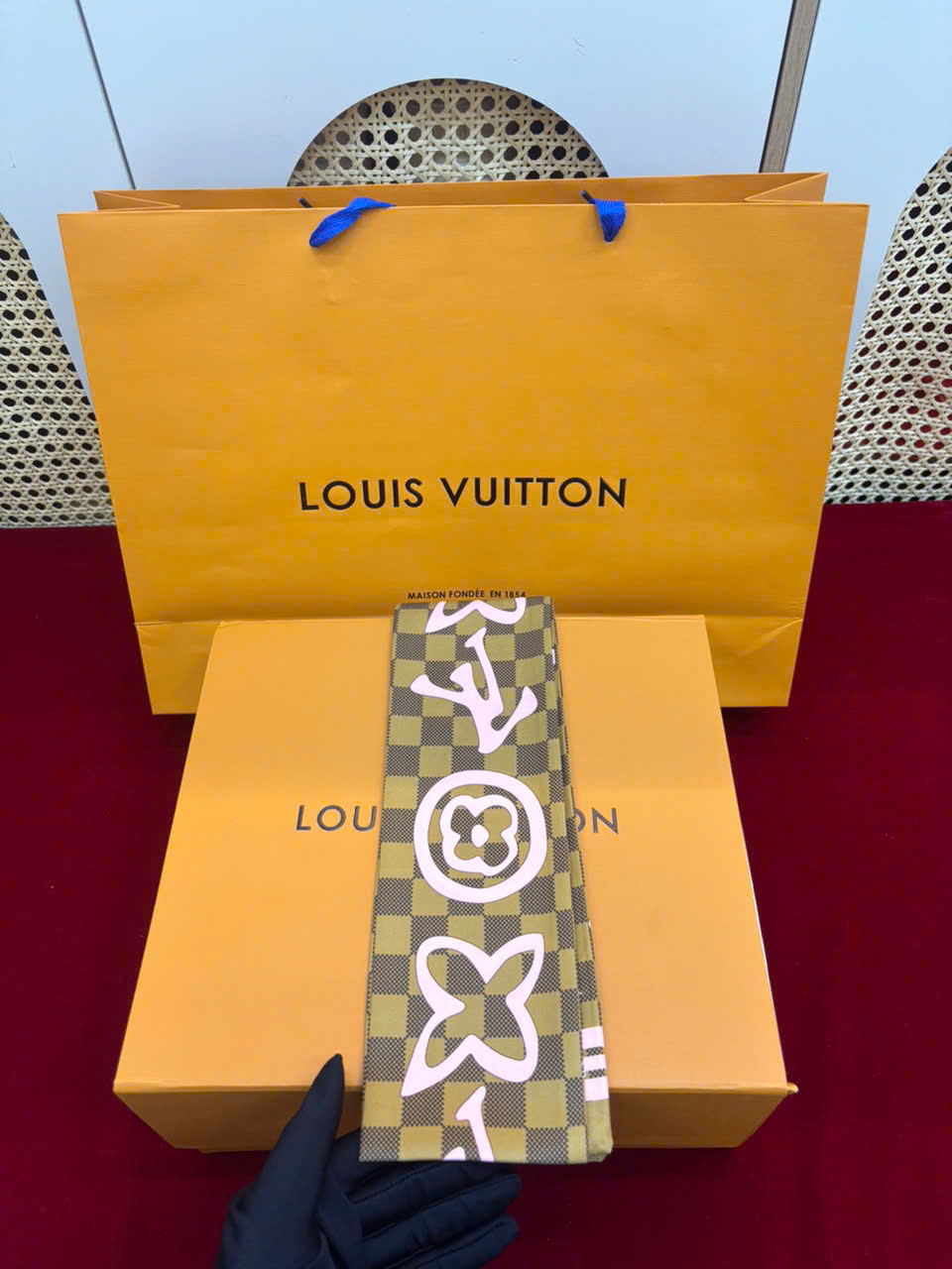 Khăn LV Cột Túi Xách Super 05