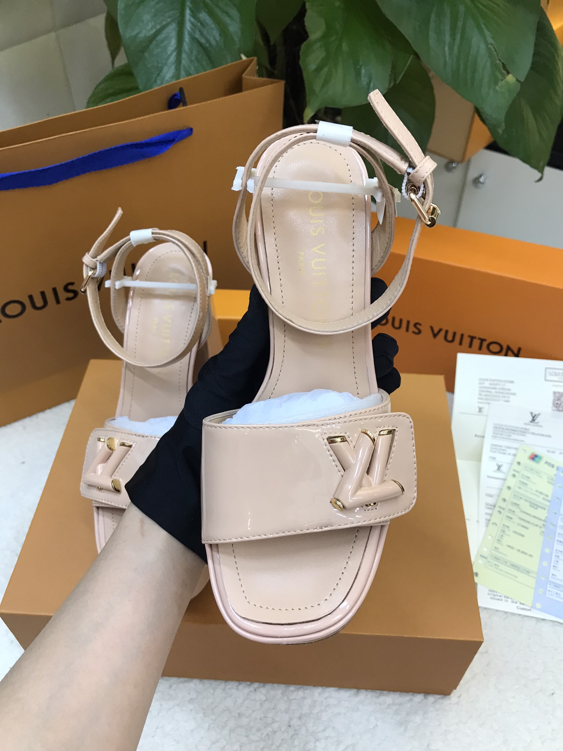 Giày LV Shake Sandal Siêu Cấp Màu Nude Size 35 1ABPAC