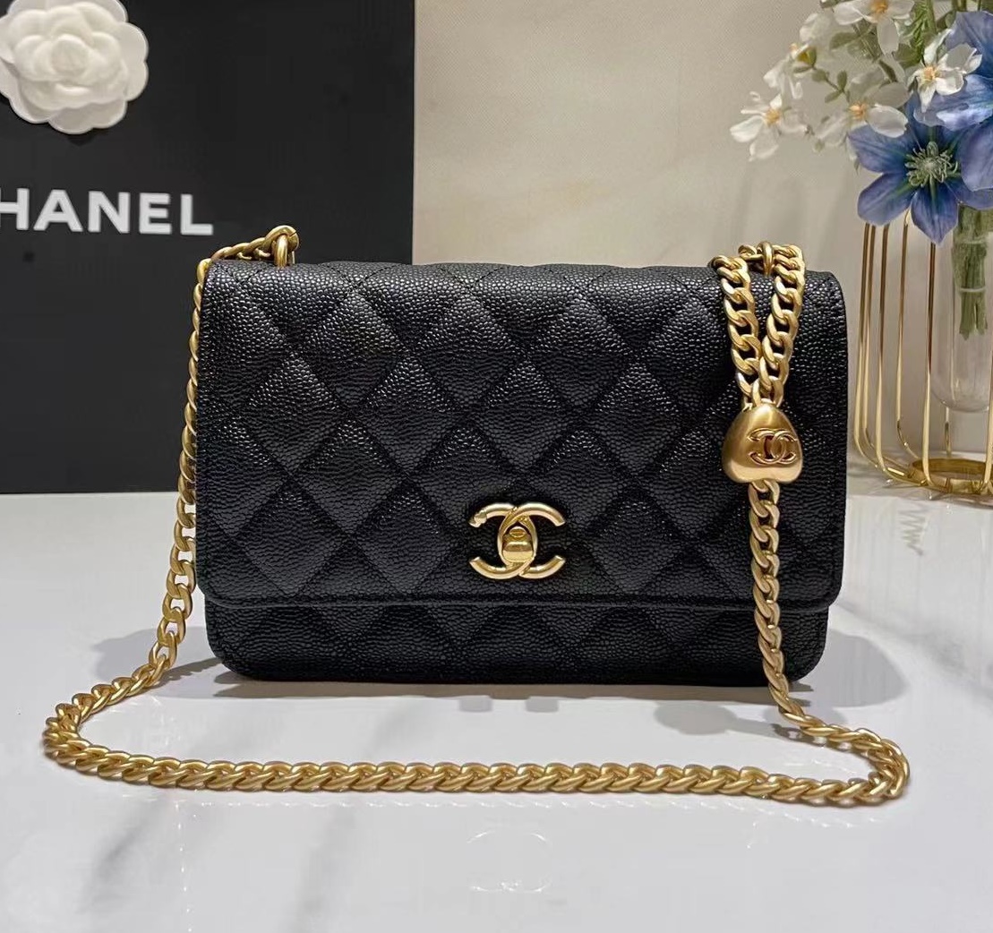 Túi Đeo Vai Chanel WOC Siêu Cấp Màu Đen Da Hạt Charm Xích Trái Tim