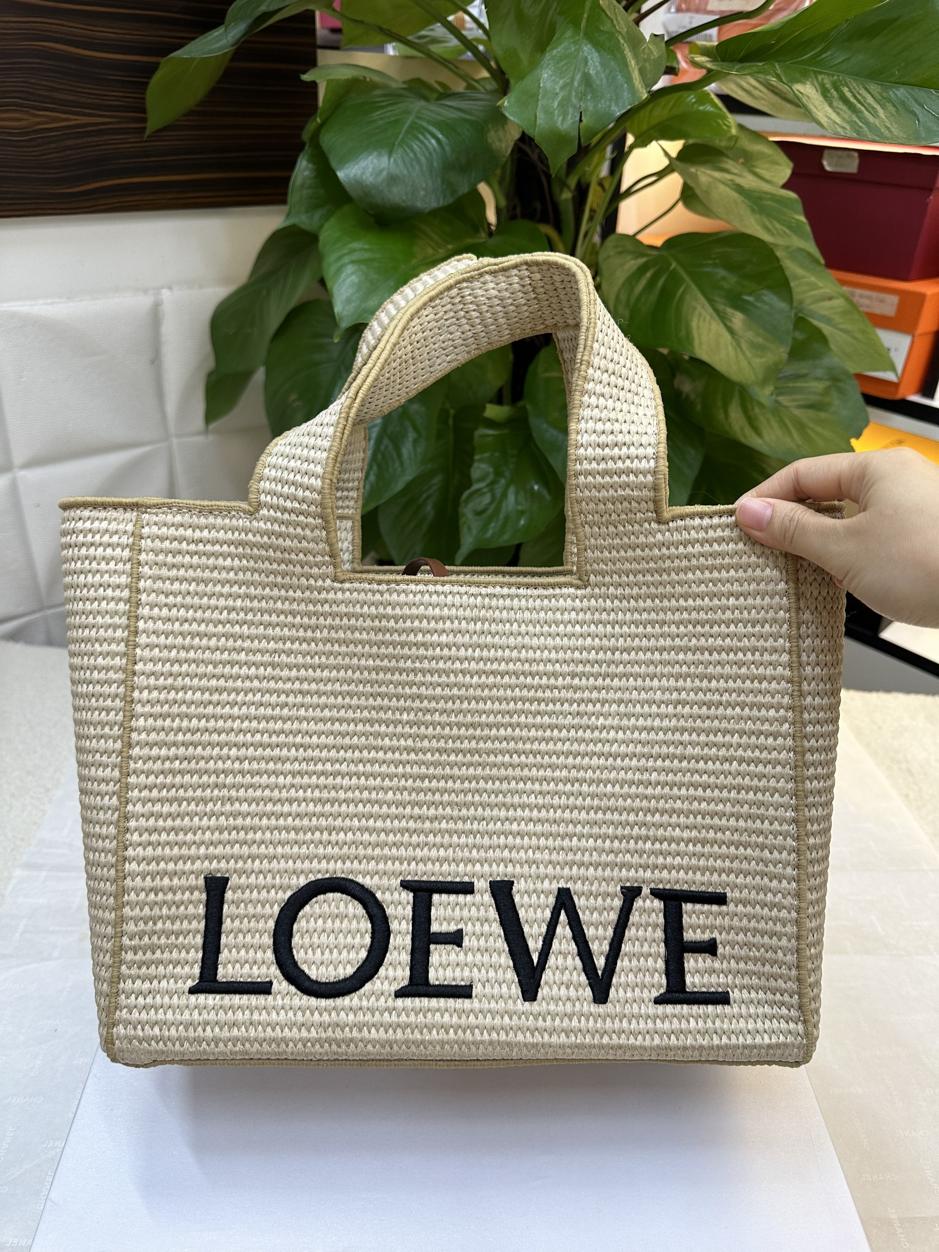 Túi Loewe Medium LOEWE Font Tote In Raffia Super Màu Be Size 30cm