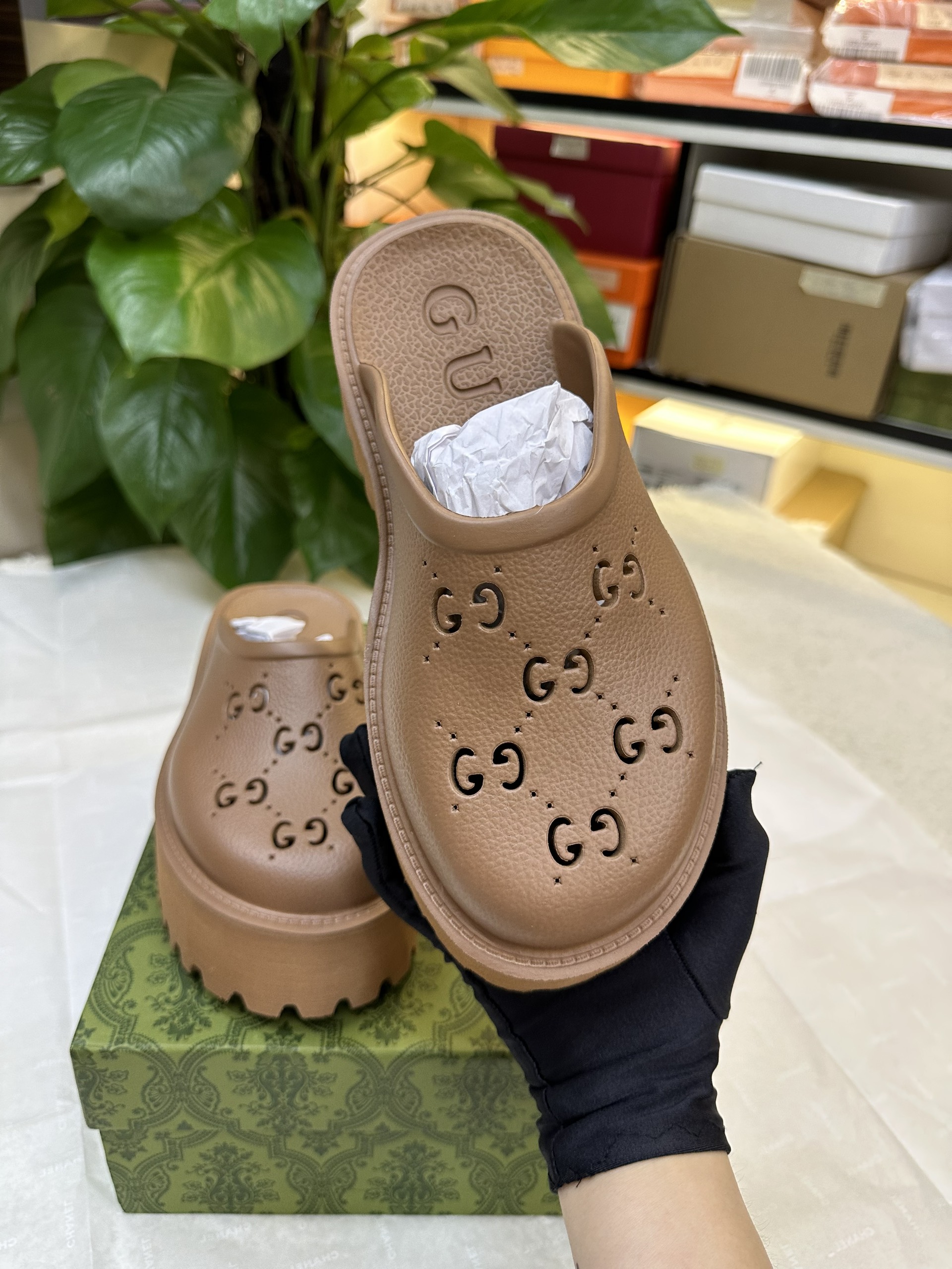 Giày Gucci Women Platform Perforated G Sandal VIP Màu Nâu
