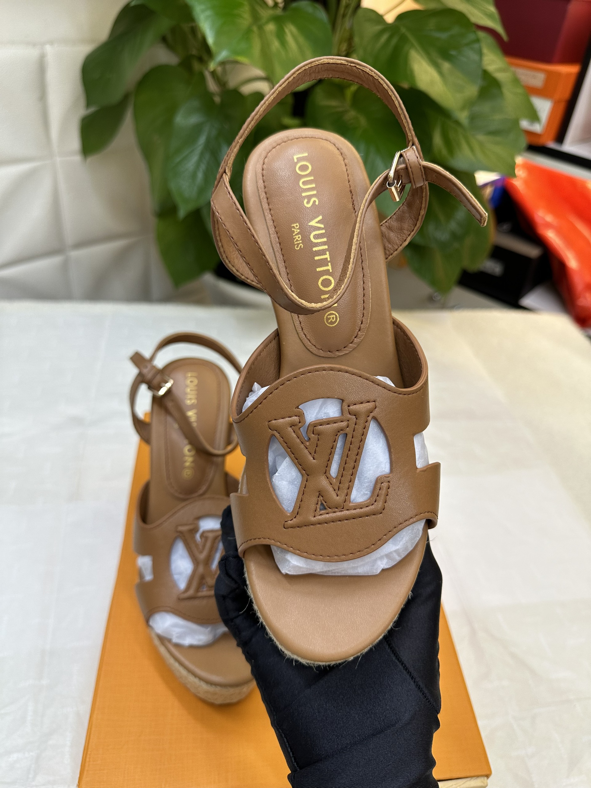 Giày LV Isola Wedge Sandal Siêu Cấp Màu Nâu Size 37 1ACI7R