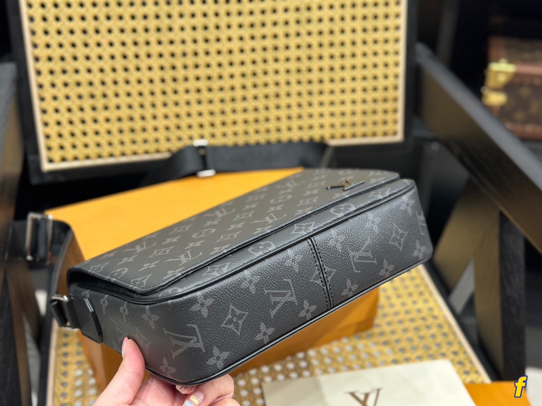 Túi Louis Vuitton Siêu Cấp Nam Mới Nhất Màu Đen