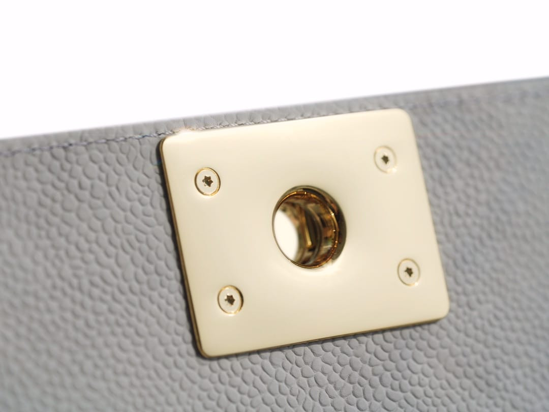Túi Xách Chanel Siêu Cấp LeBoy Màu Trắng Da Hạt Khóa Vàng Size 12*20*8.5cm