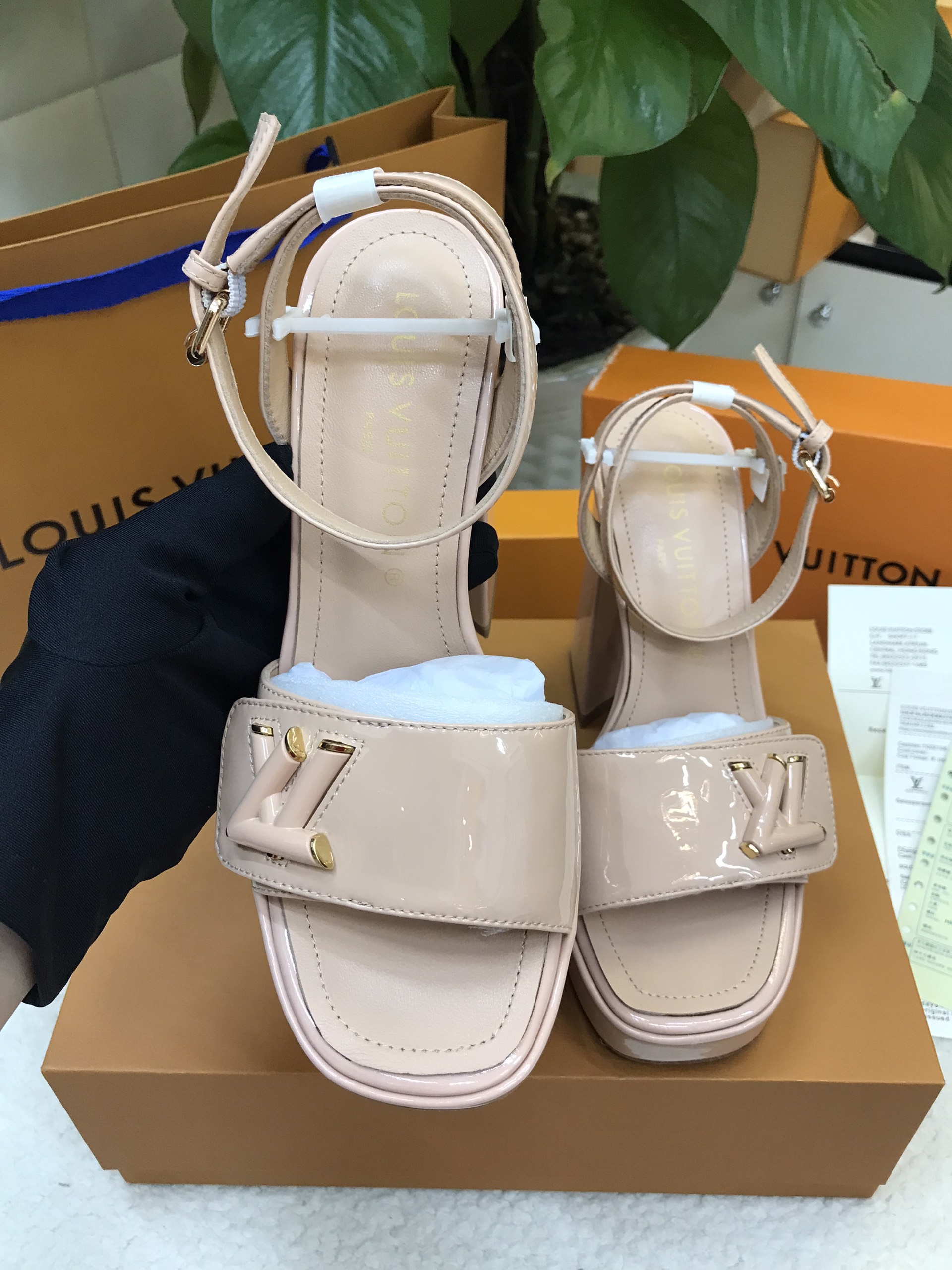 Giày LV Shake Sandal Siêu Cấp Màu Nude Size 35 1ABPAC