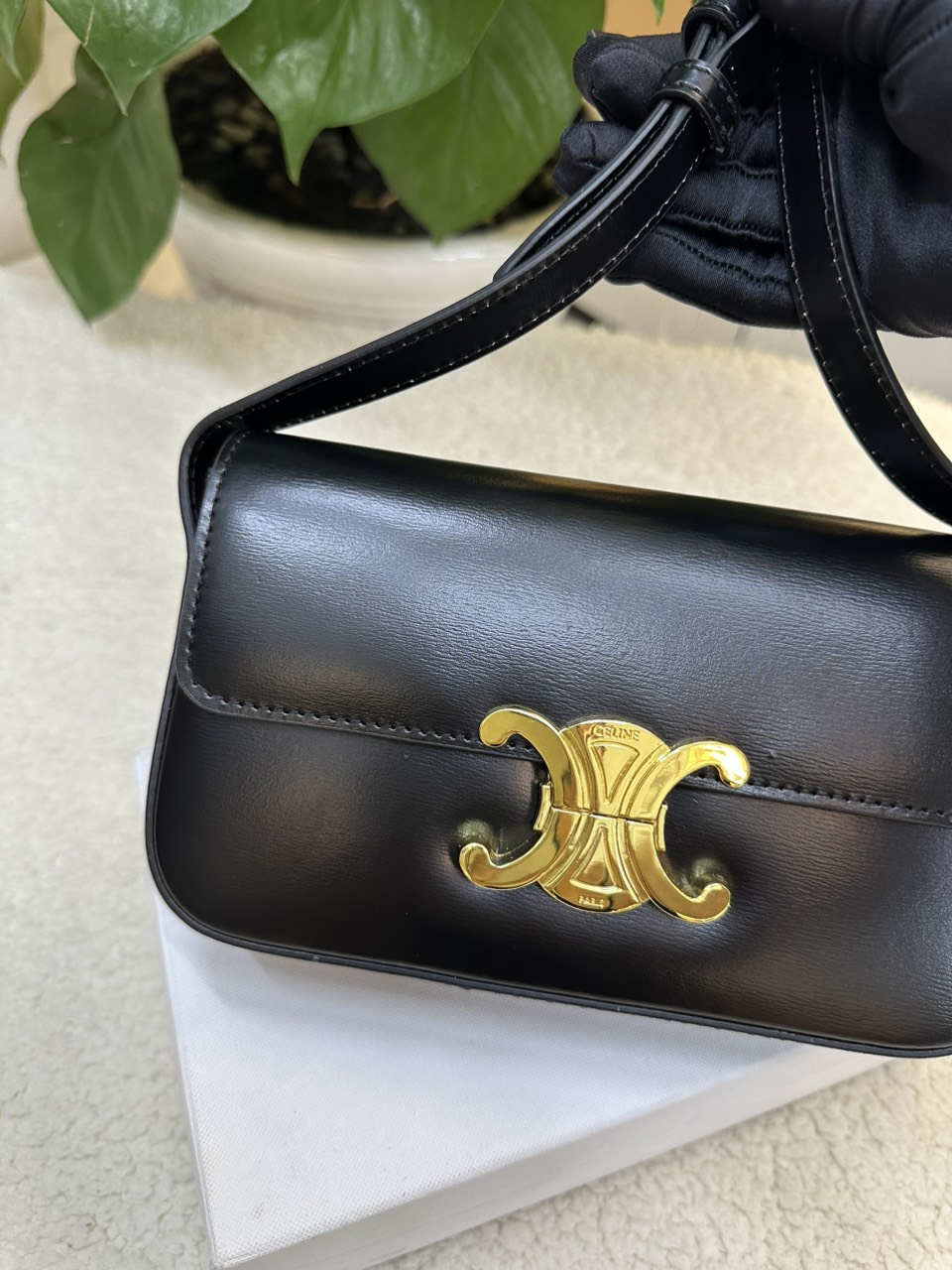 Túi Đeo Vai Celine Triomphe Shoulder Bag In Shiny Calfskin Màu Đen Size 20cm