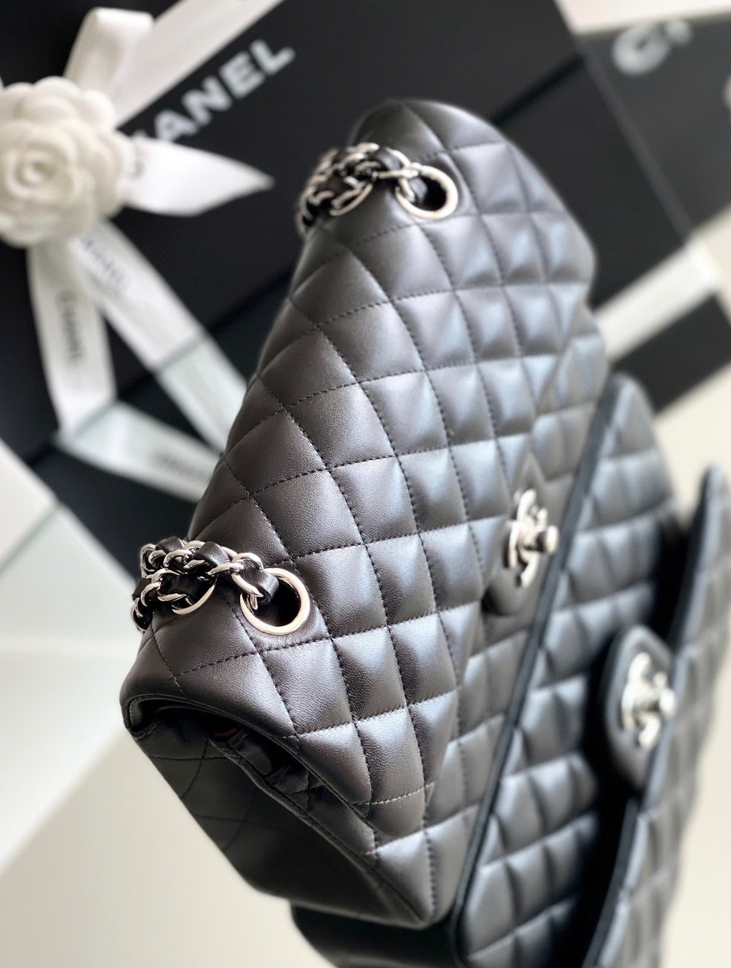 Túi Chanel Classic Flap Vip Da Lì Màu Đen Khóa Bạc Size 23cm