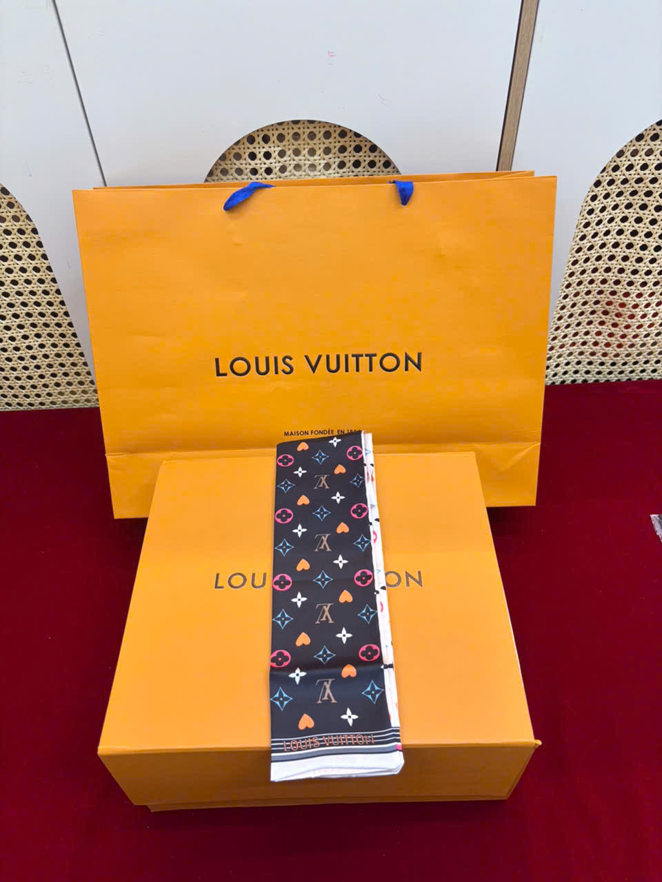 Khăn LV Cột Túi Xách Super 07