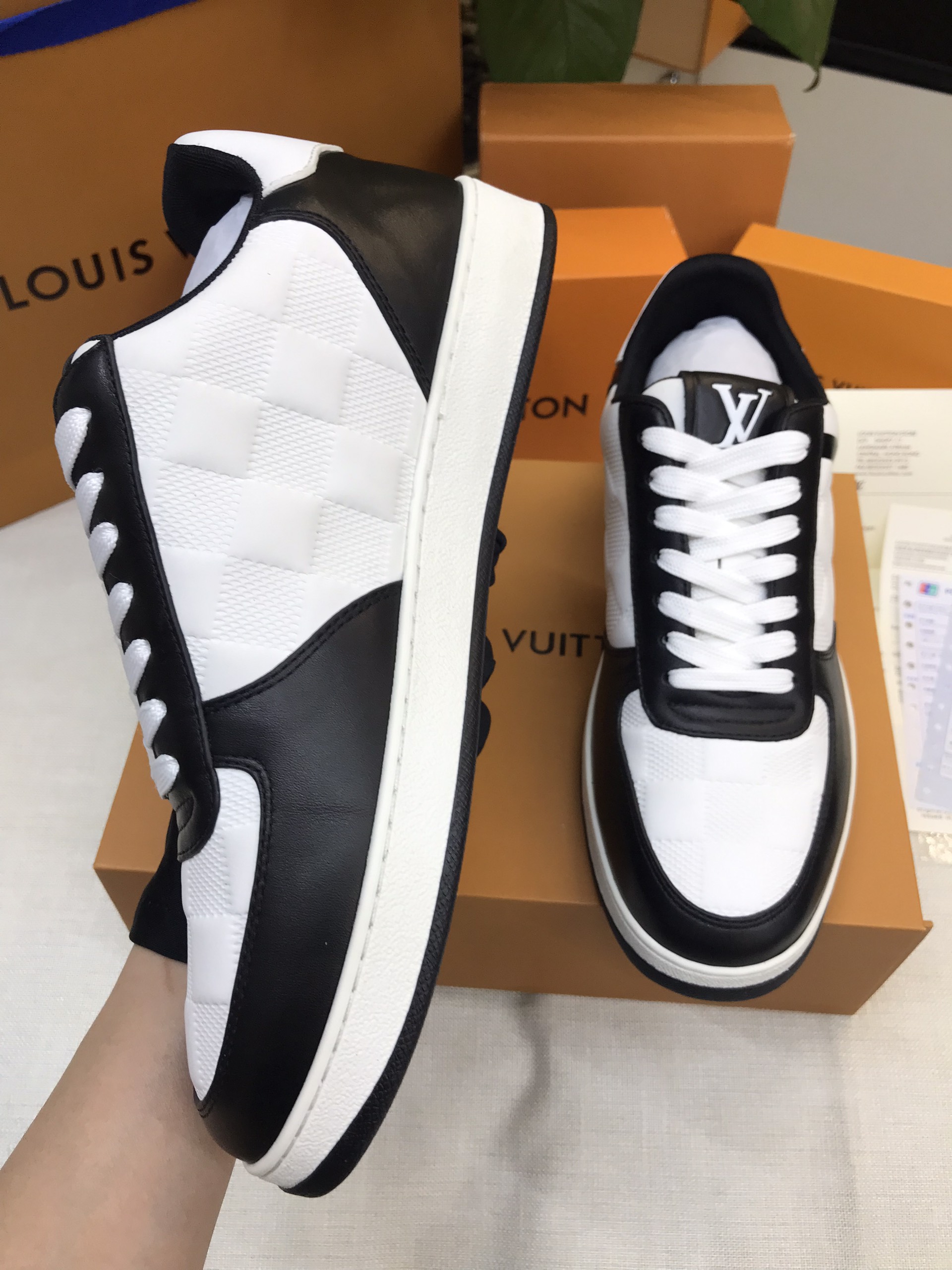 Giày LV Rivoli Sneaker Siêu Cấp Size 41