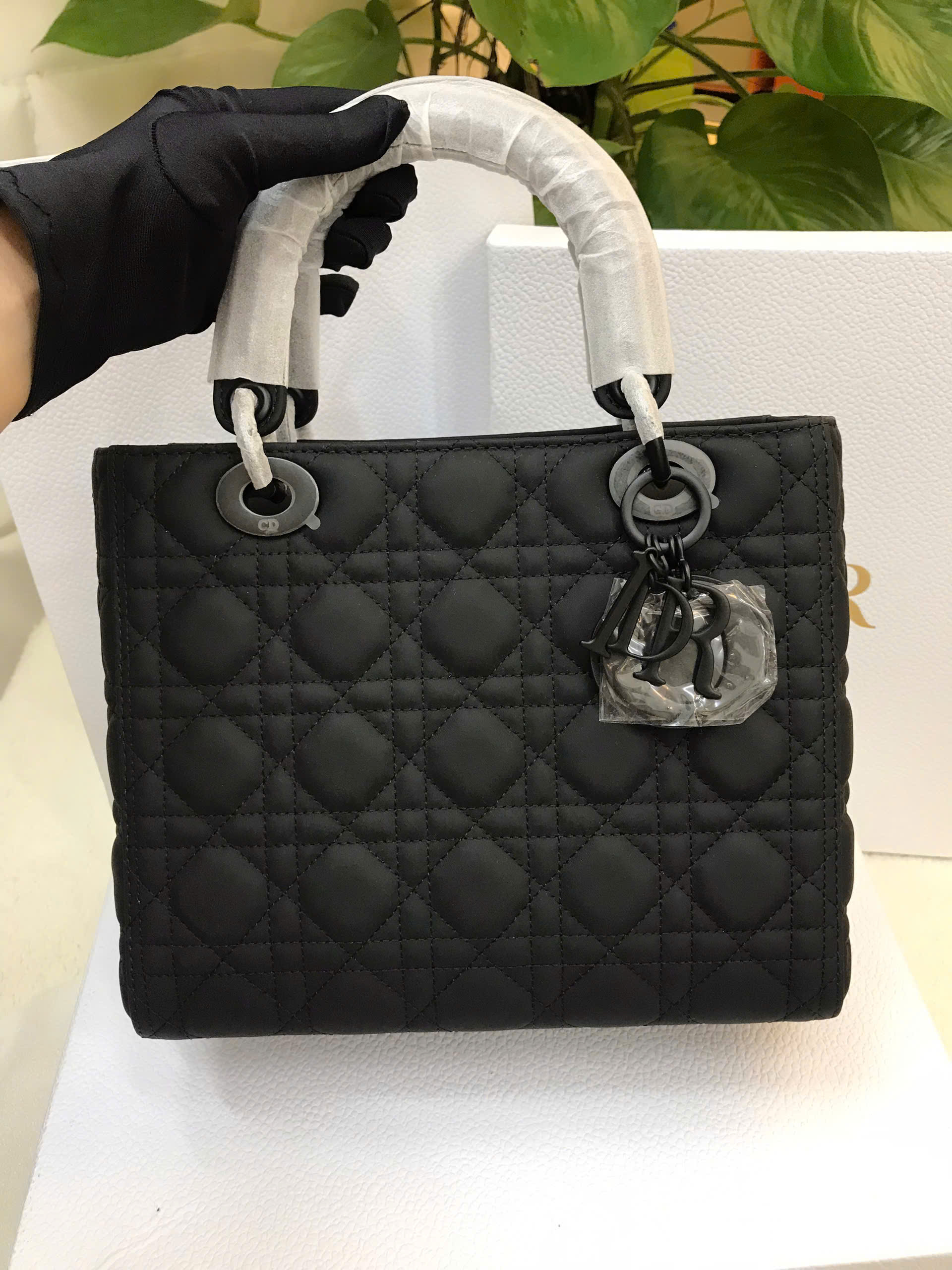 Túi Medium Lady Dior Bag Black Ultramatte Cannage Calfskin Vip Size 24cm