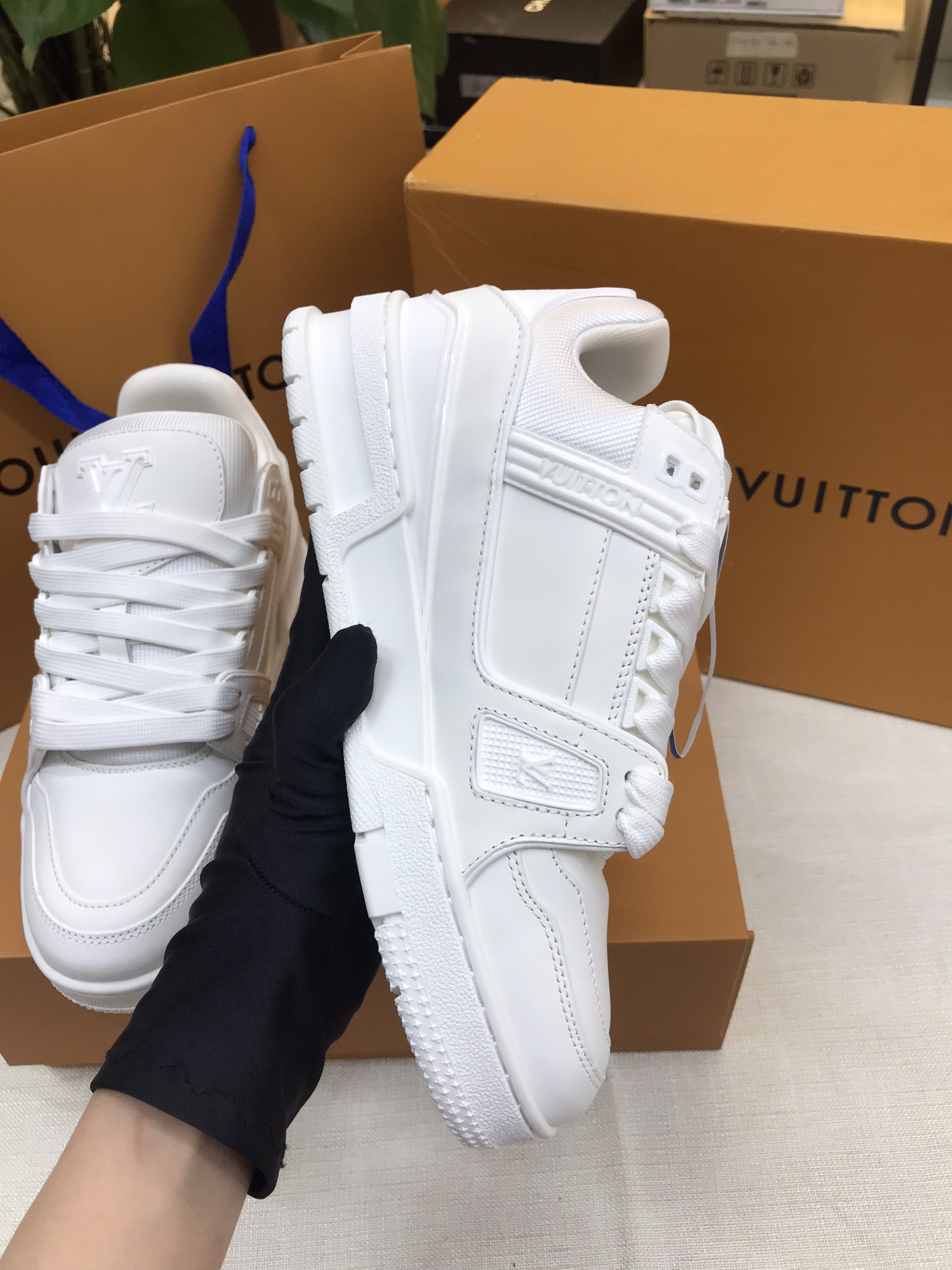 Giày LV Trainer Sneaker VIP Màu Trắng Size 37 1A9G55