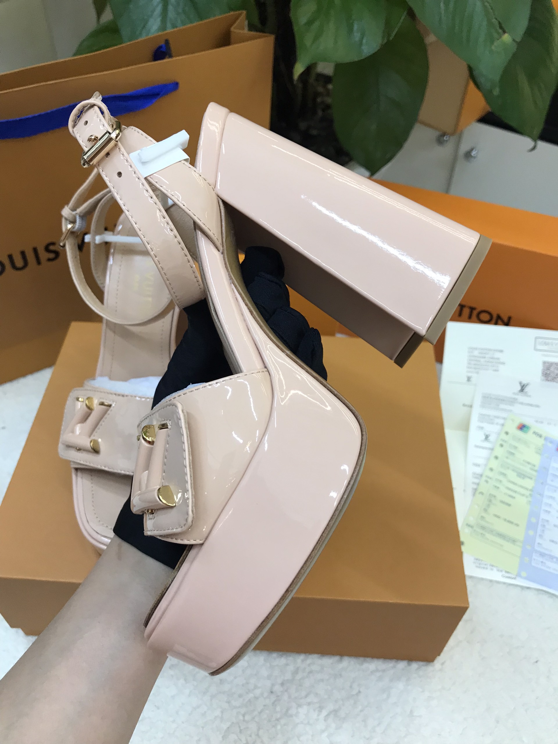 Giày LV Shake Sandal Siêu Cấp Màu Nude Size 35 1ABPAC