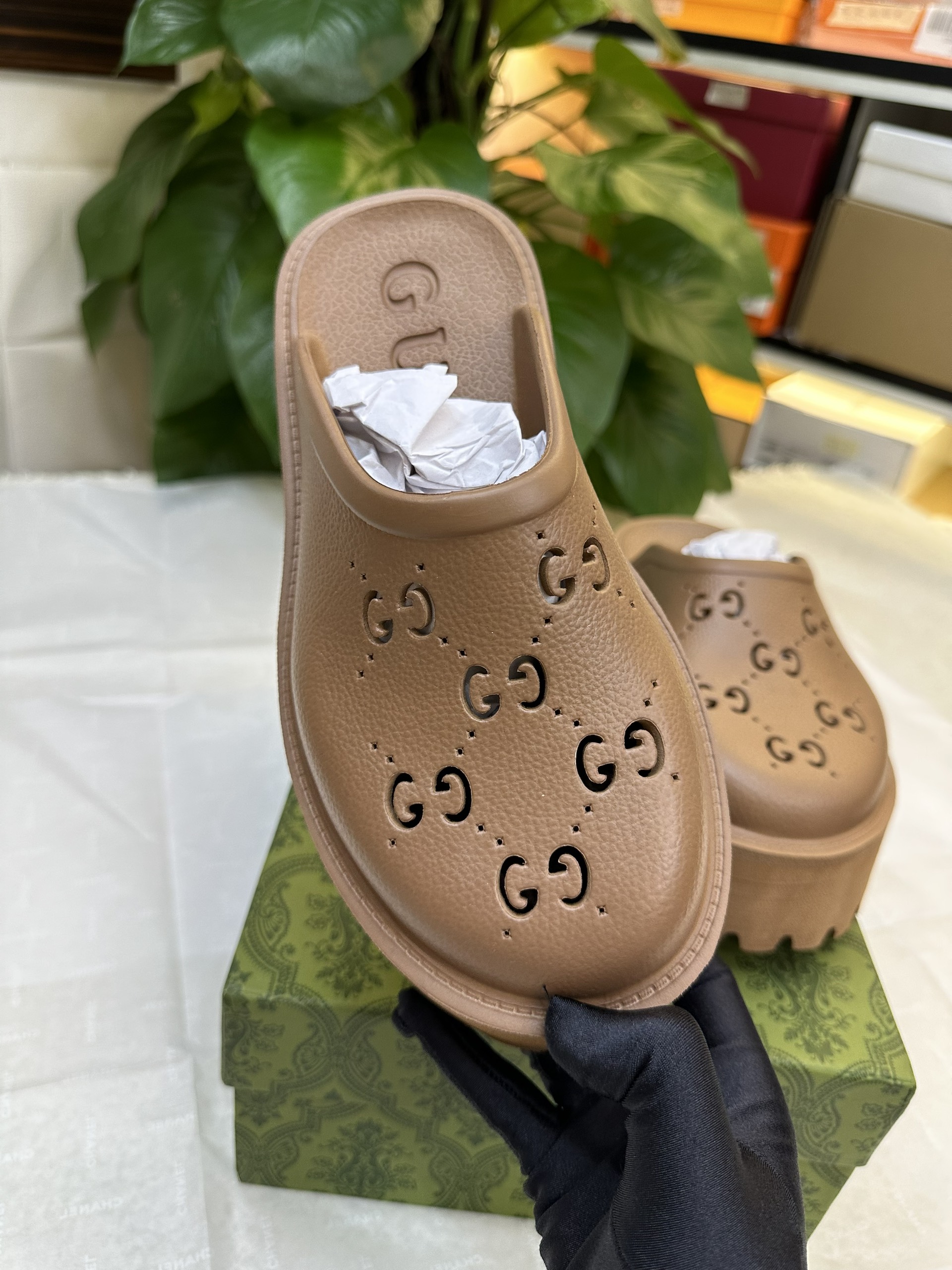 Giày Gucci Women Platform Perforated G Sandal VIP Màu Nâu