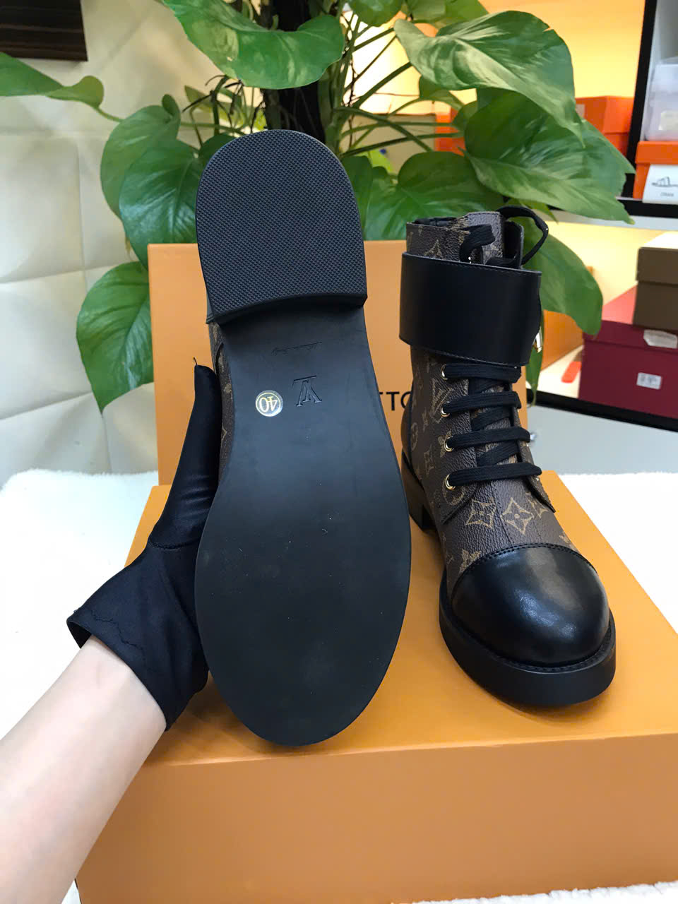 Giày Bốt LV Wonderland Flat Ranger Boot Siêu Cấp Size 40 1AAV60