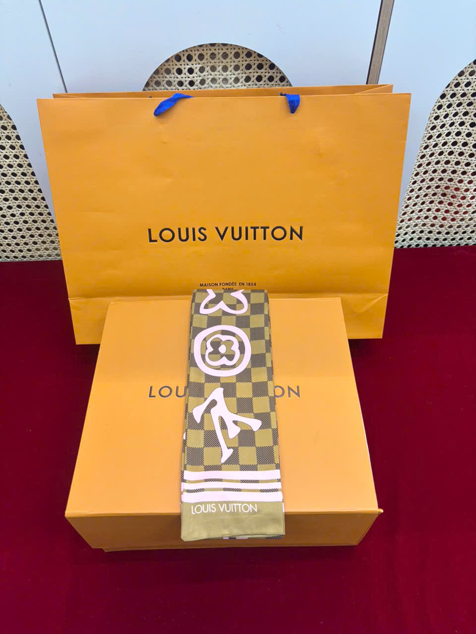 Khăn LV Cột Túi Xách Super 05