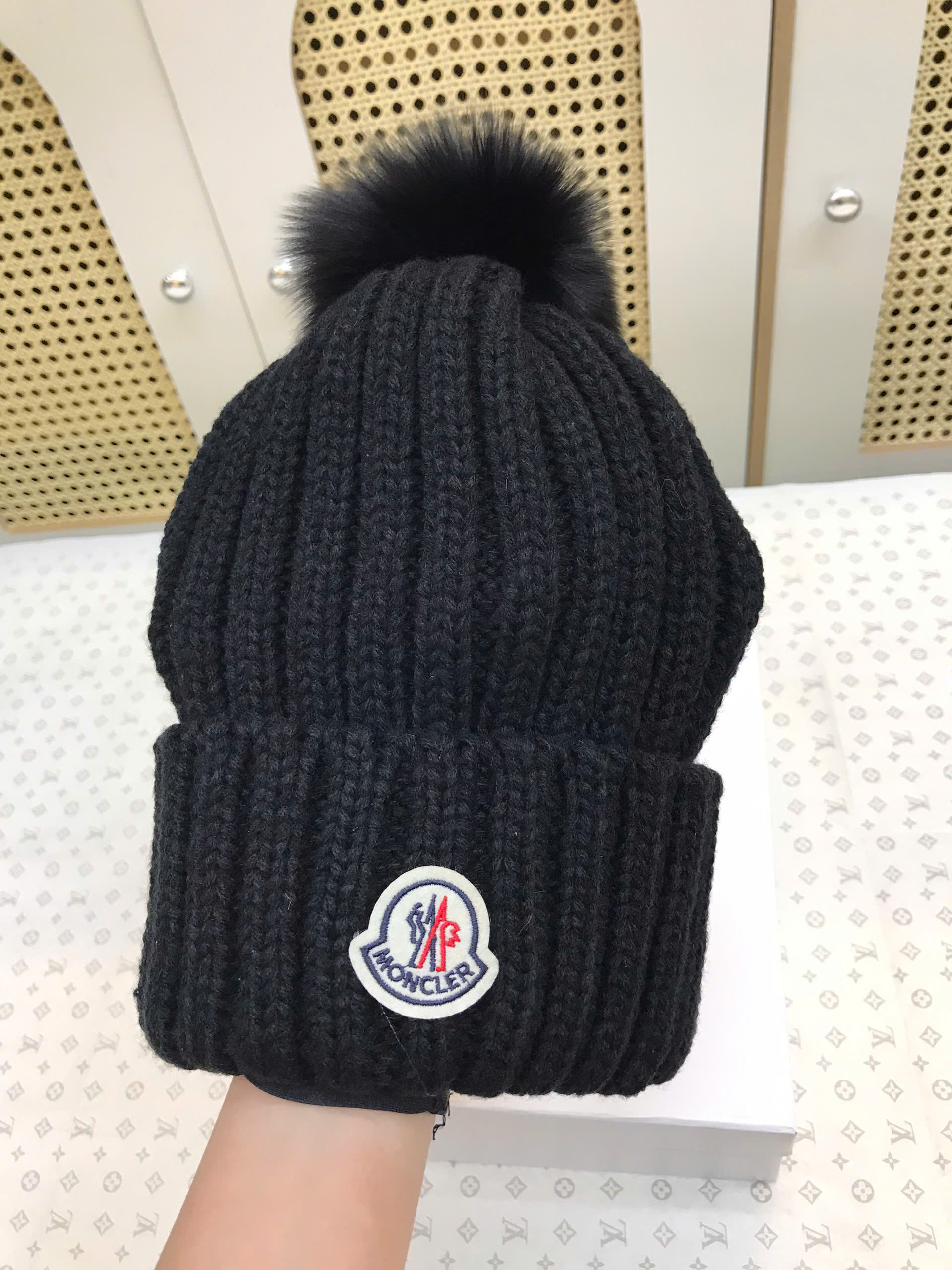 Nón Moncler Wool Beanie With Pom Pom Siêu Cấp Màu Đen