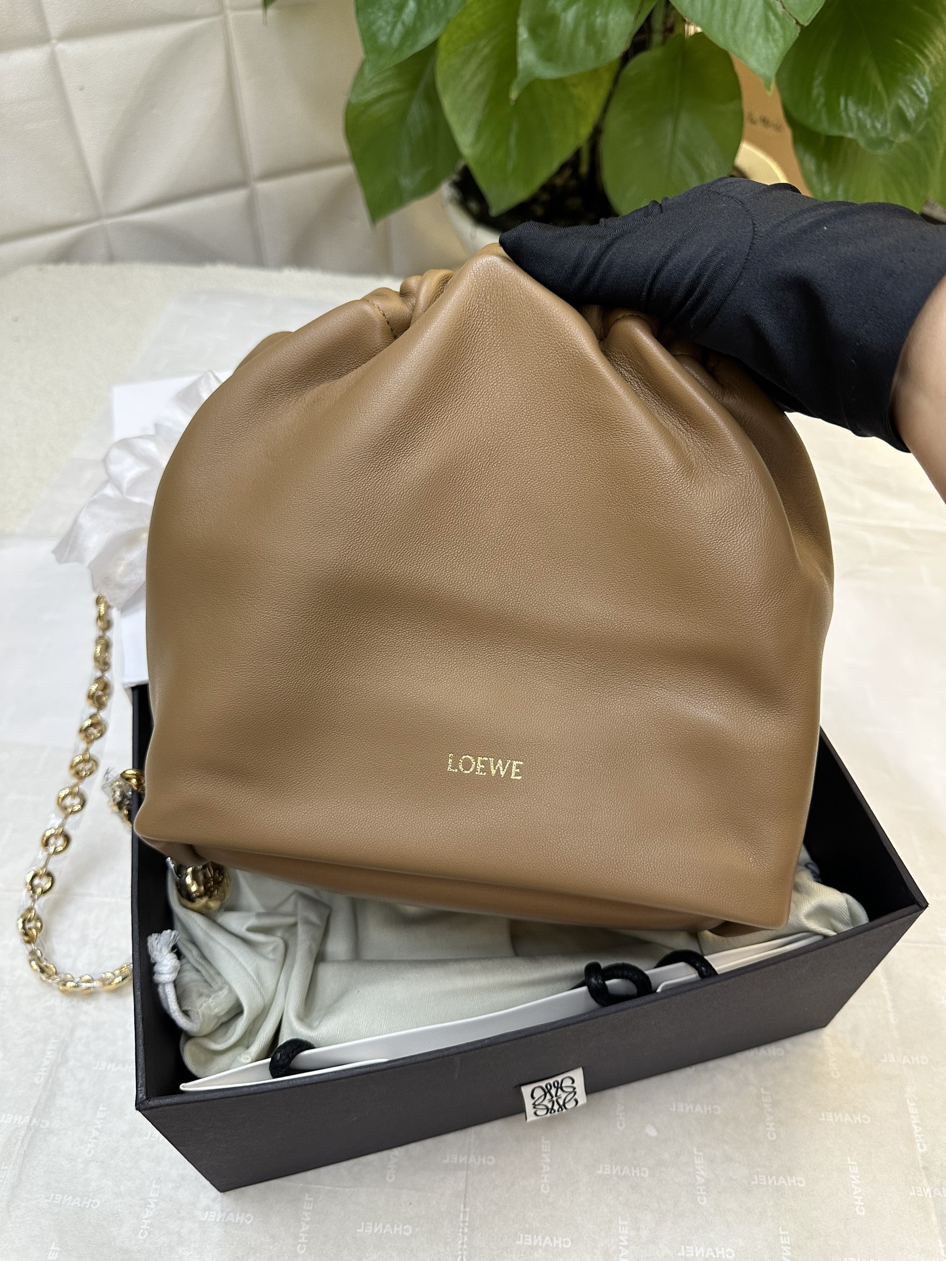 Túi Loewe Small Squeeze Bag In Nappa Lambskin Vip Màu Nâu Size 29cm