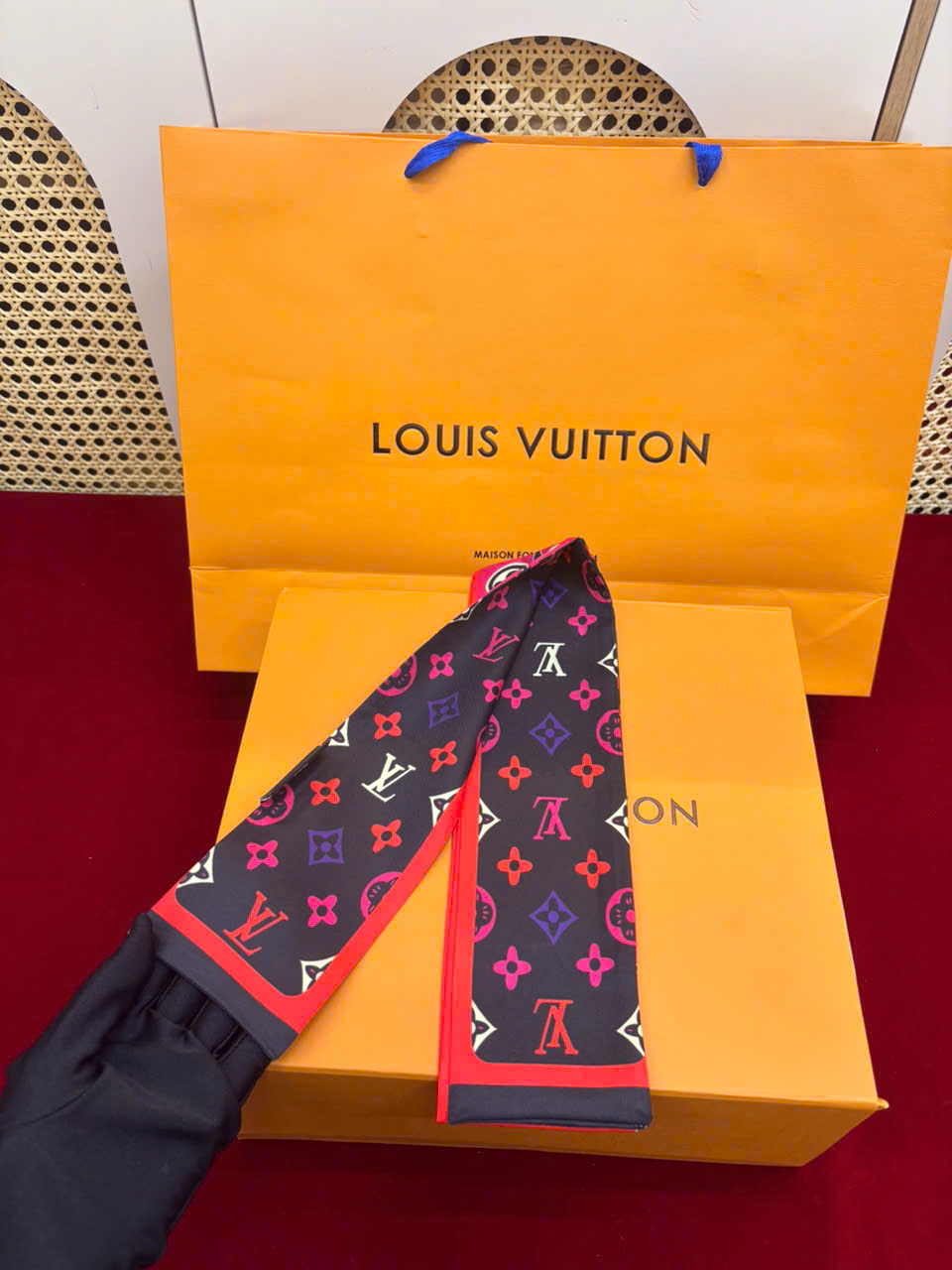 Khăn LV Cột Túi Xách Super 04