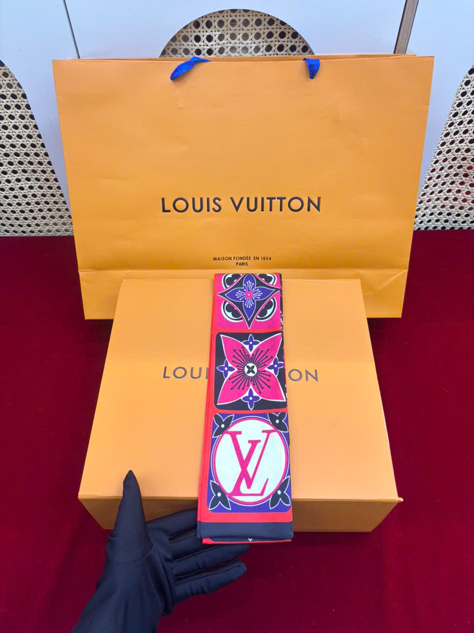 Khăn LV Cột Túi Xách Super 04