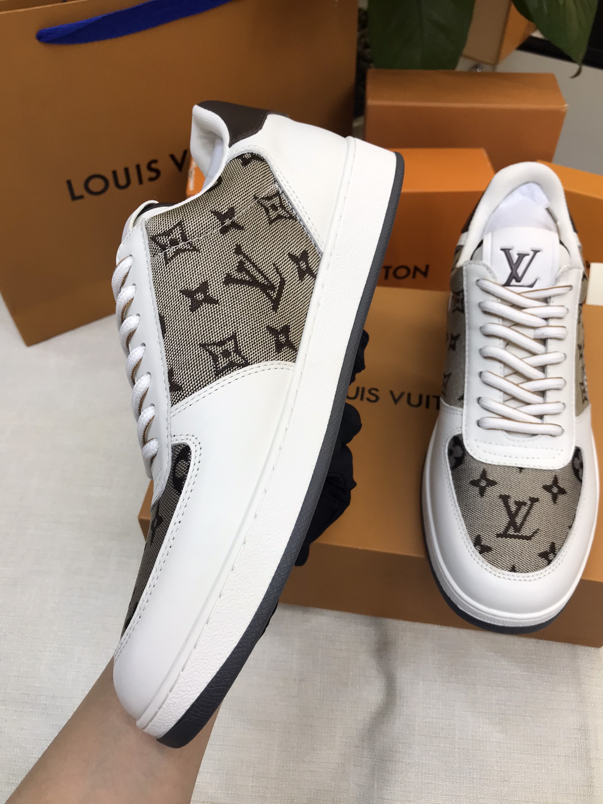 Giày LV Rivoli Sneaker Siêu Cấp Size 41 1ABF4L