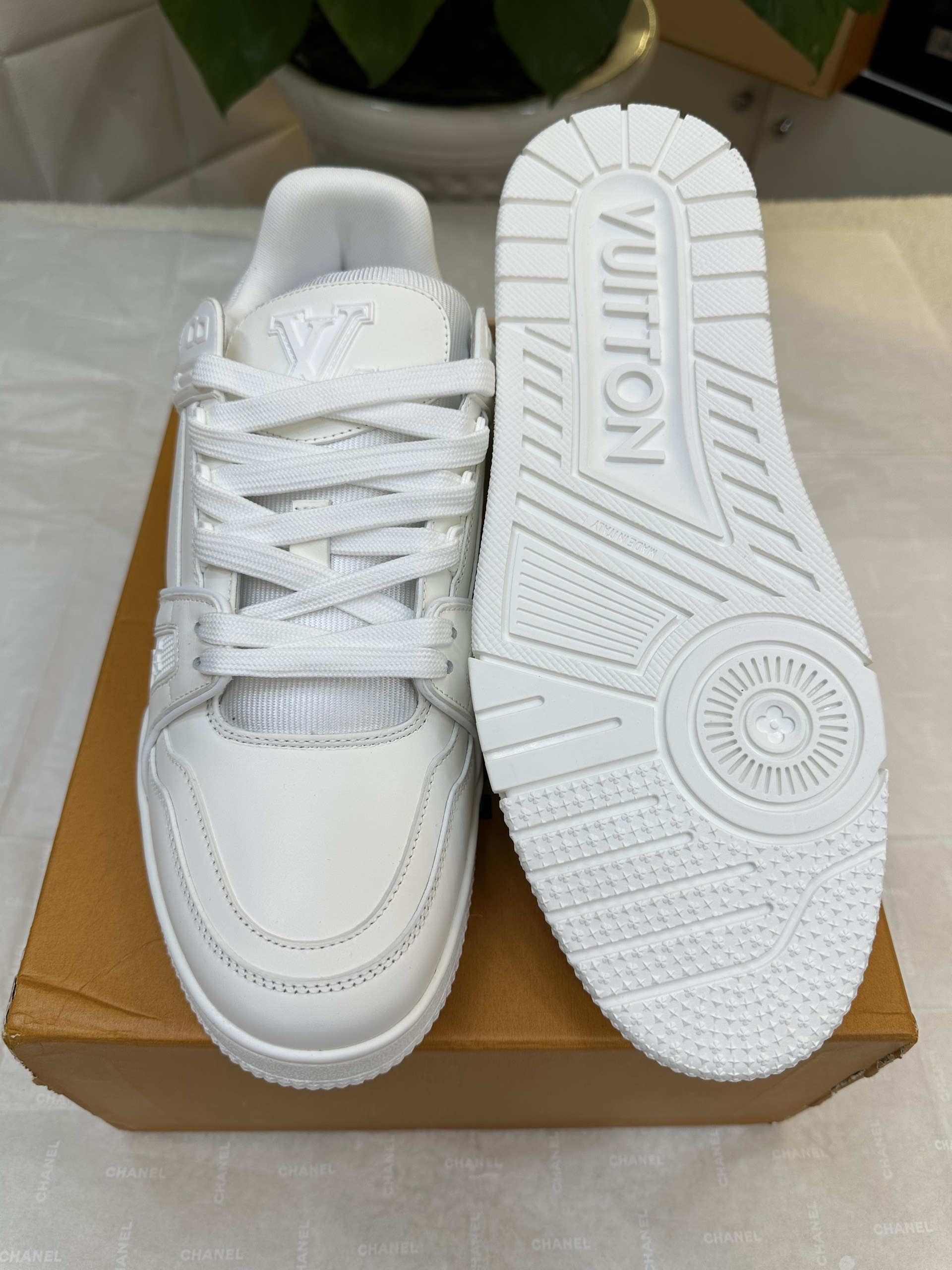 Giày LV Trainer Sneaker VIP Màu Trắng Size 43 1A9G55