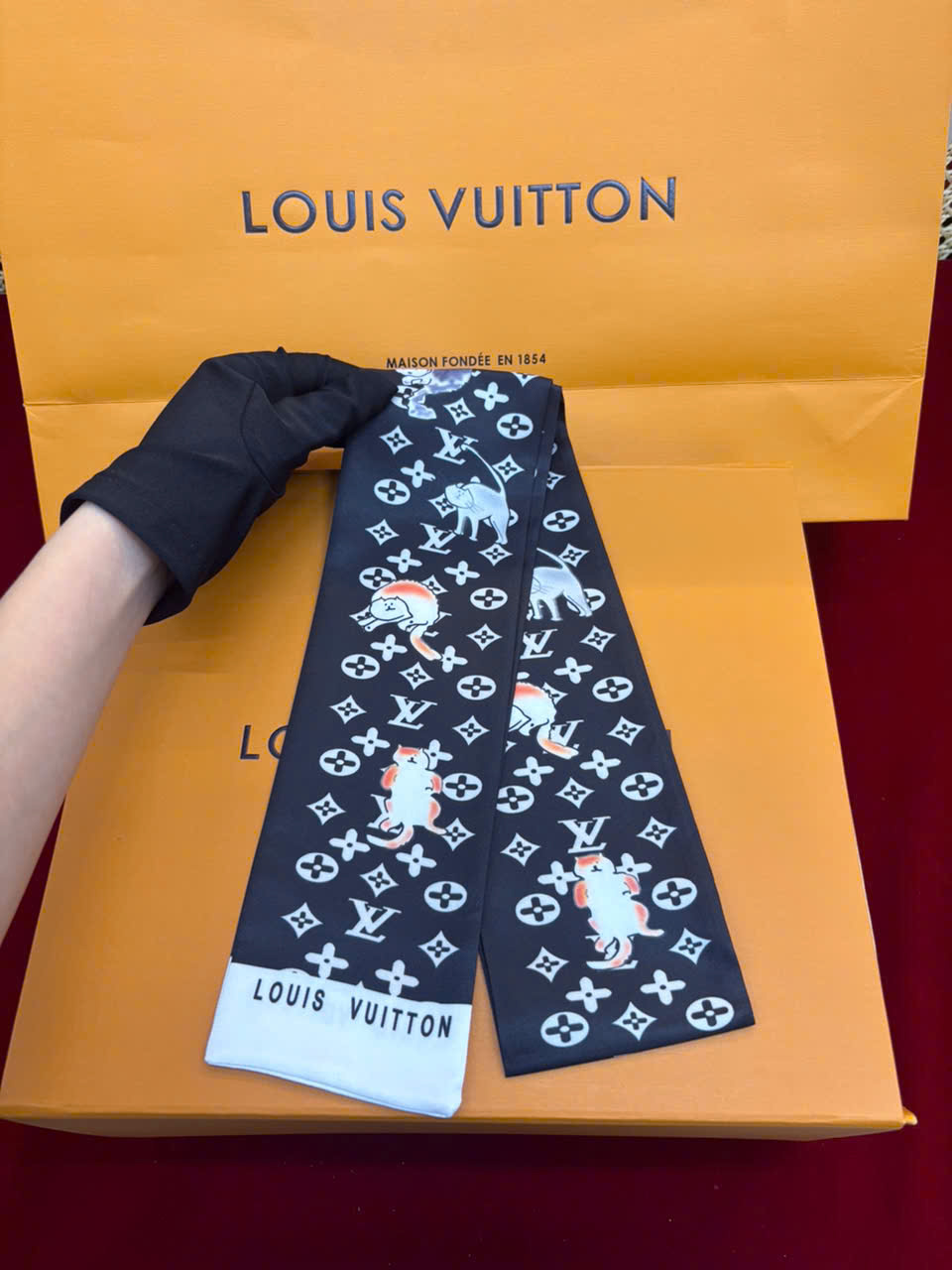 Khăn LV Cột Túi Xách Super 01