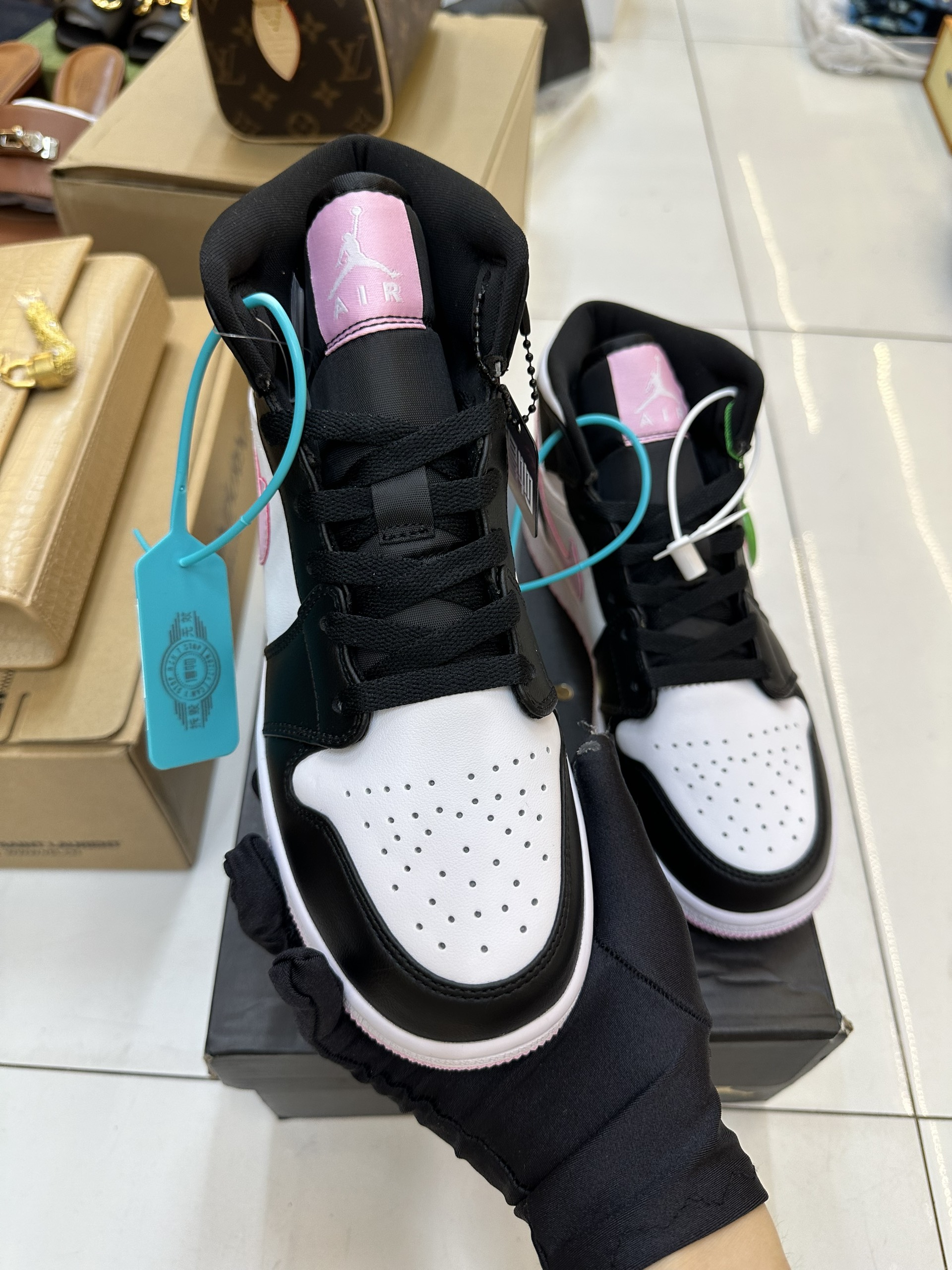 Giày Nike Air Jordan 1 Mid White Black Light Artic Pink Siêu Cấp Size US 5.5