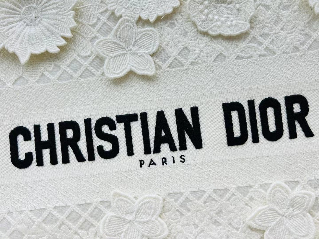 Túi Xách Dior Book Tote Thổ Cẩm Màu Trắng Đính Hoa Size 42cm