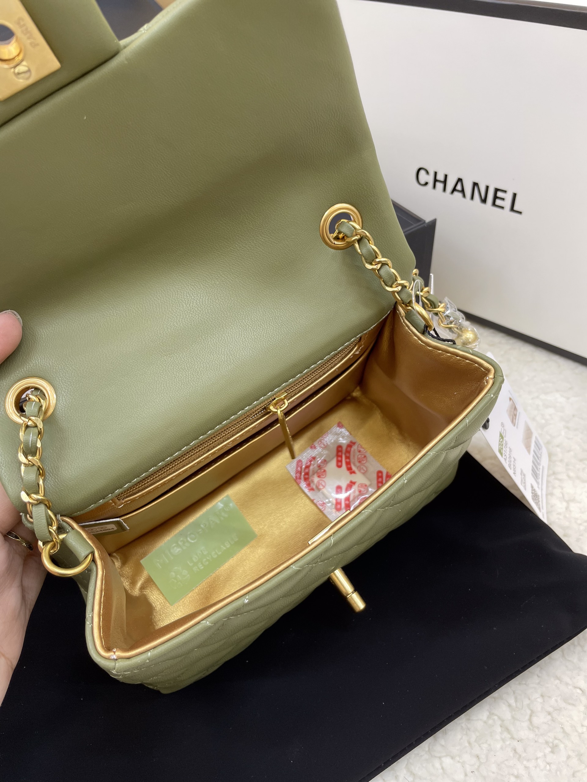 Túi Xách Chanel Classic Super Quả Chuông Da Lì Màu Xanh Size 18cm
