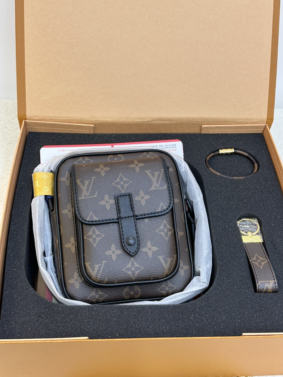 Túi Đeo Chéo LV Christopher Super Size 18cm