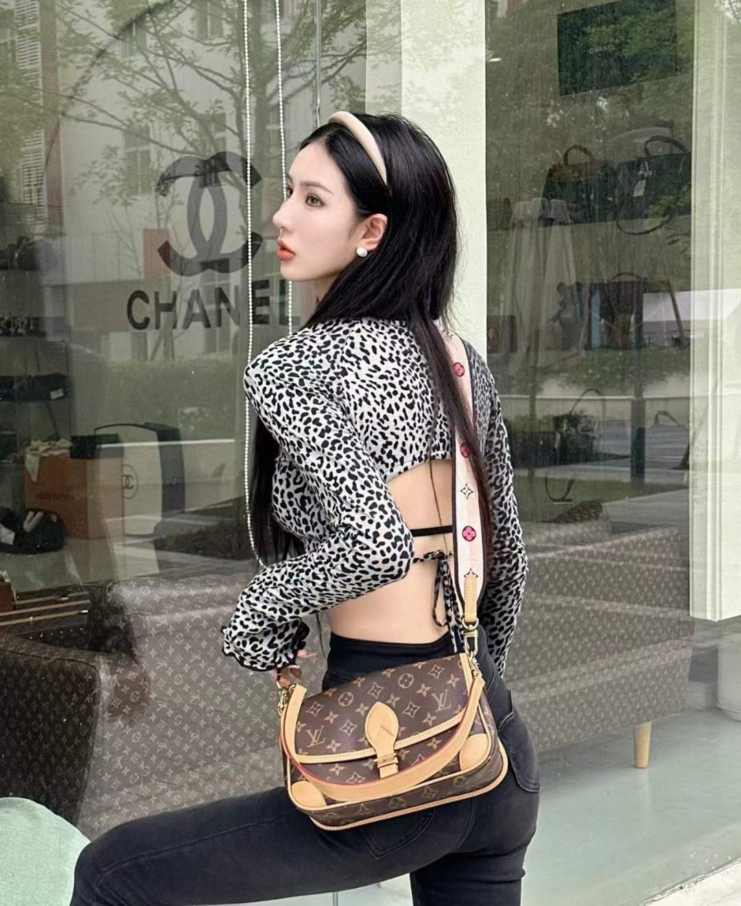 Túi Đeo Chéo Louis Vuitton Diane Màu Nâu