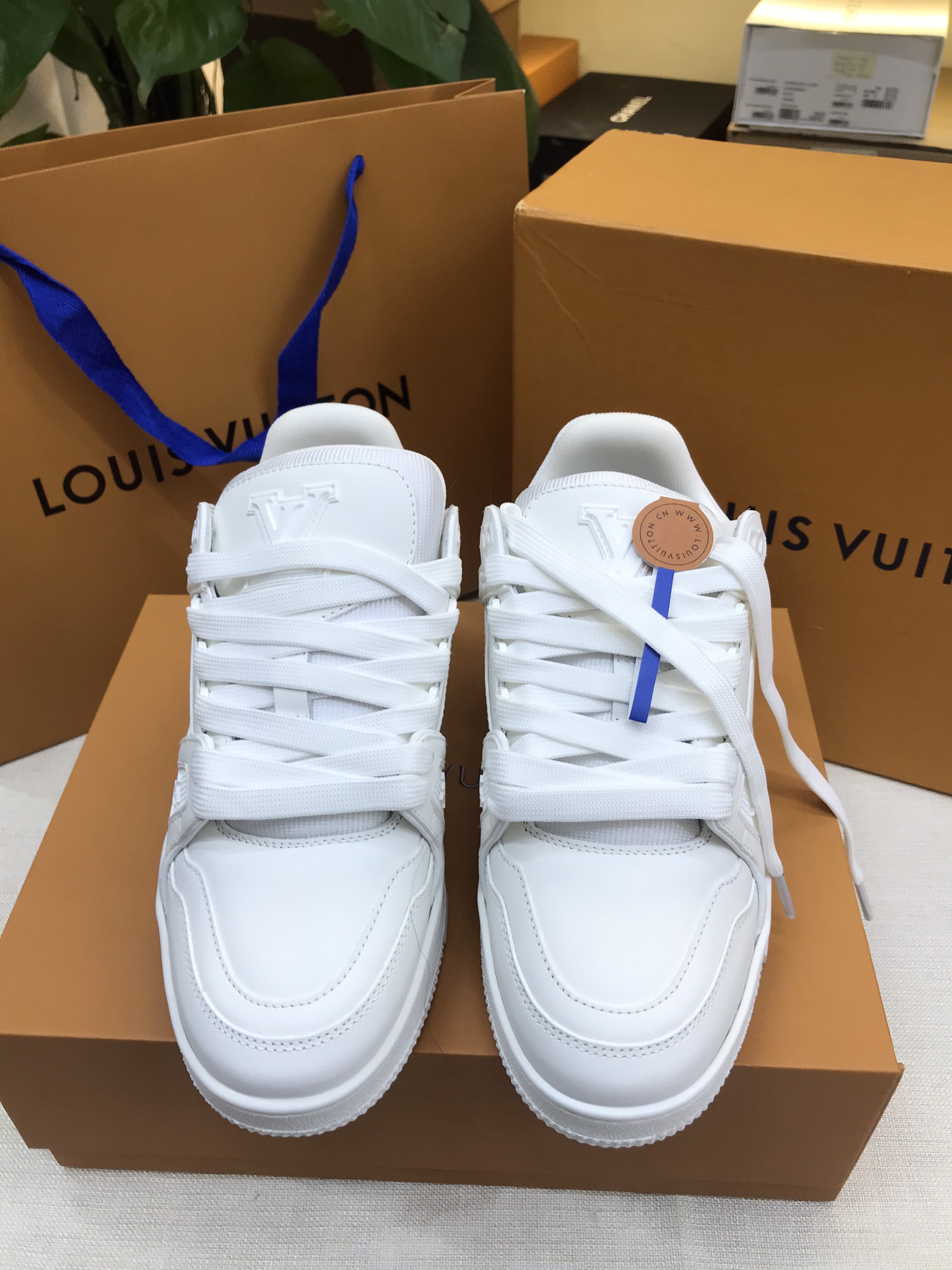 Giày LV Trainer Sneaker VIP Màu Trắng Size 37 1A9G55