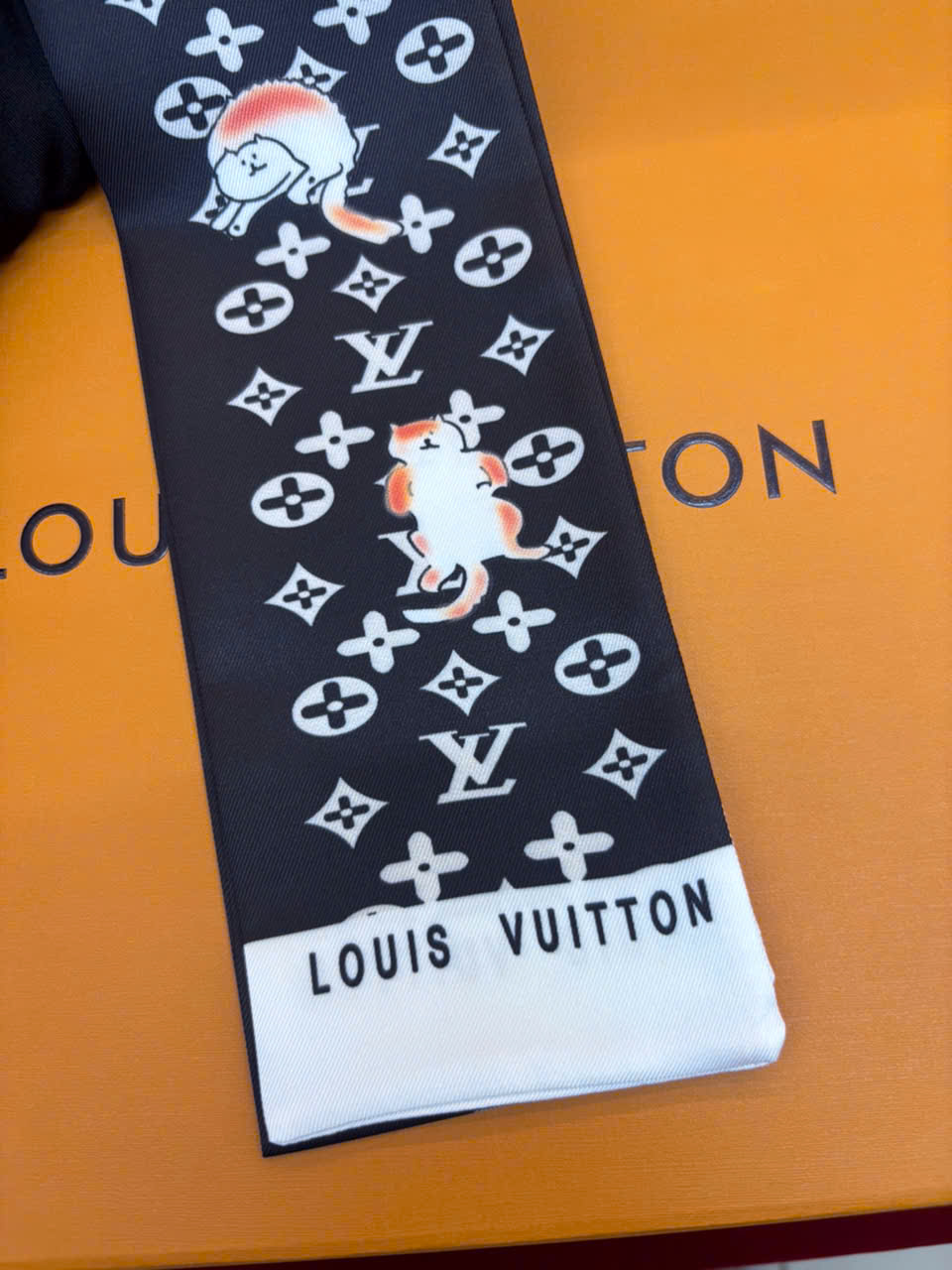 Khăn LV Cột Túi Xách Super 01