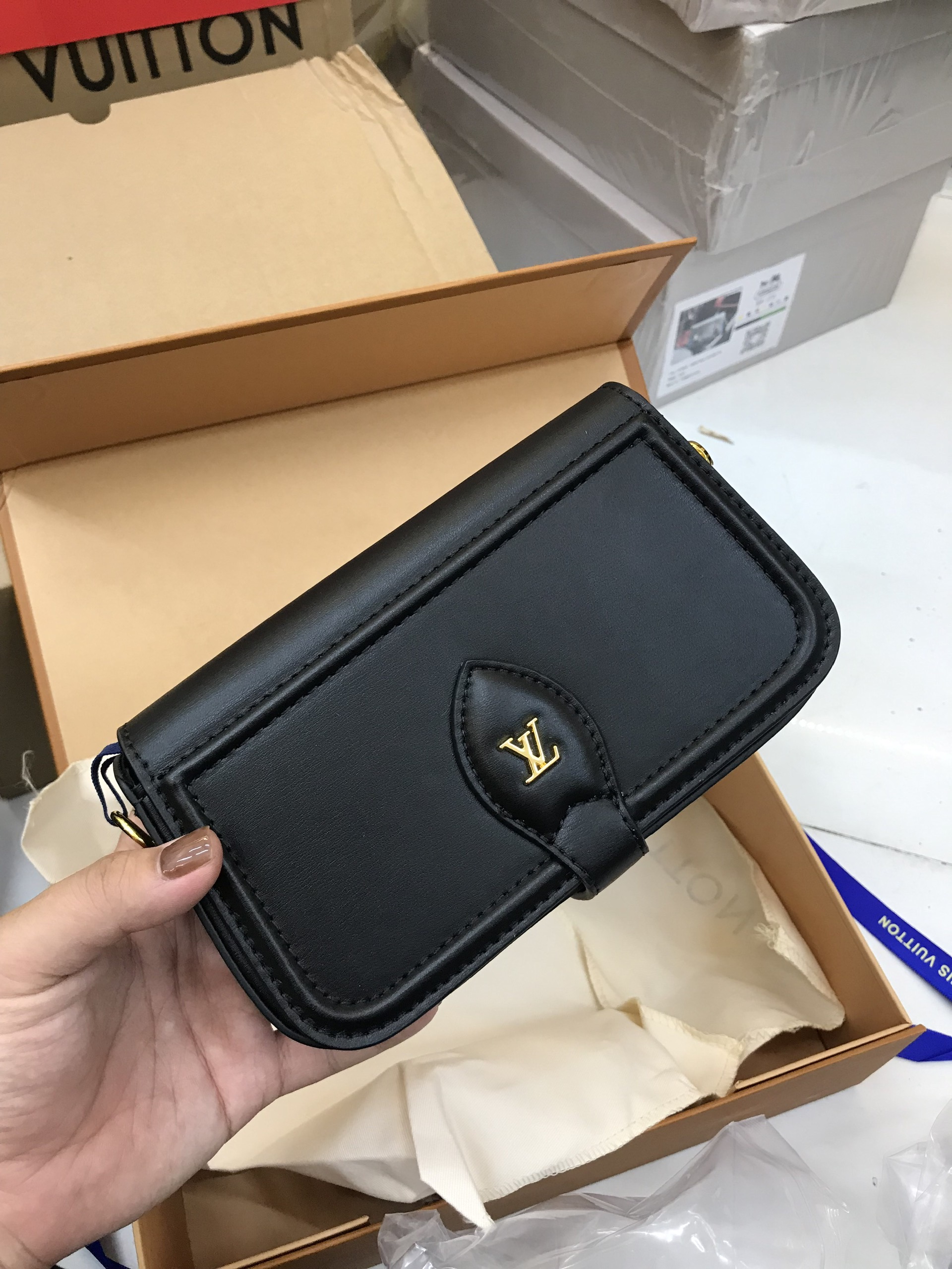 Túi Xách LV Super Officier Pouch With Strap Màu Đen Size 20cm