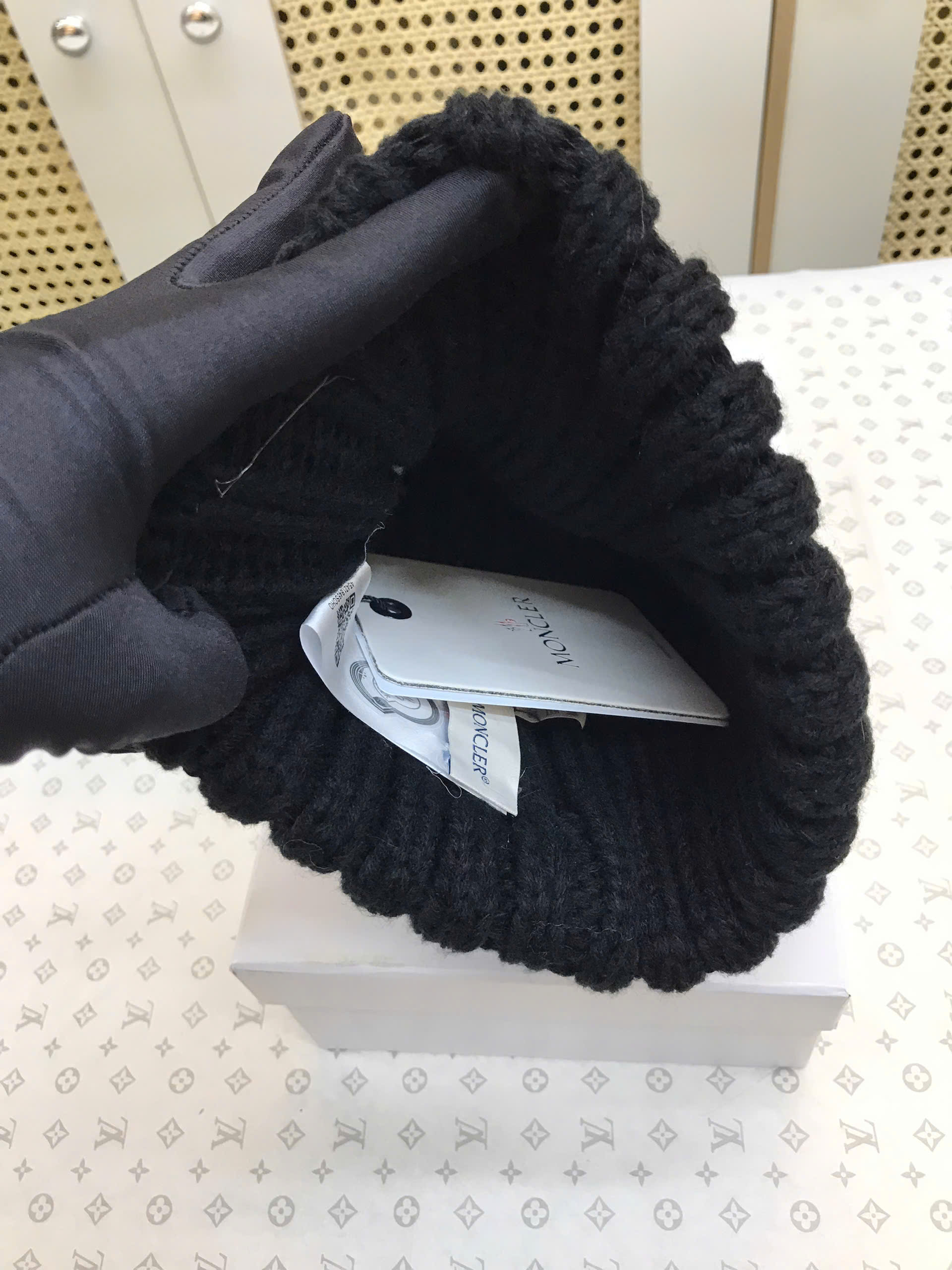 Nón Moncler Wool Beanie With Pom Pom Siêu Cấp Màu Đen