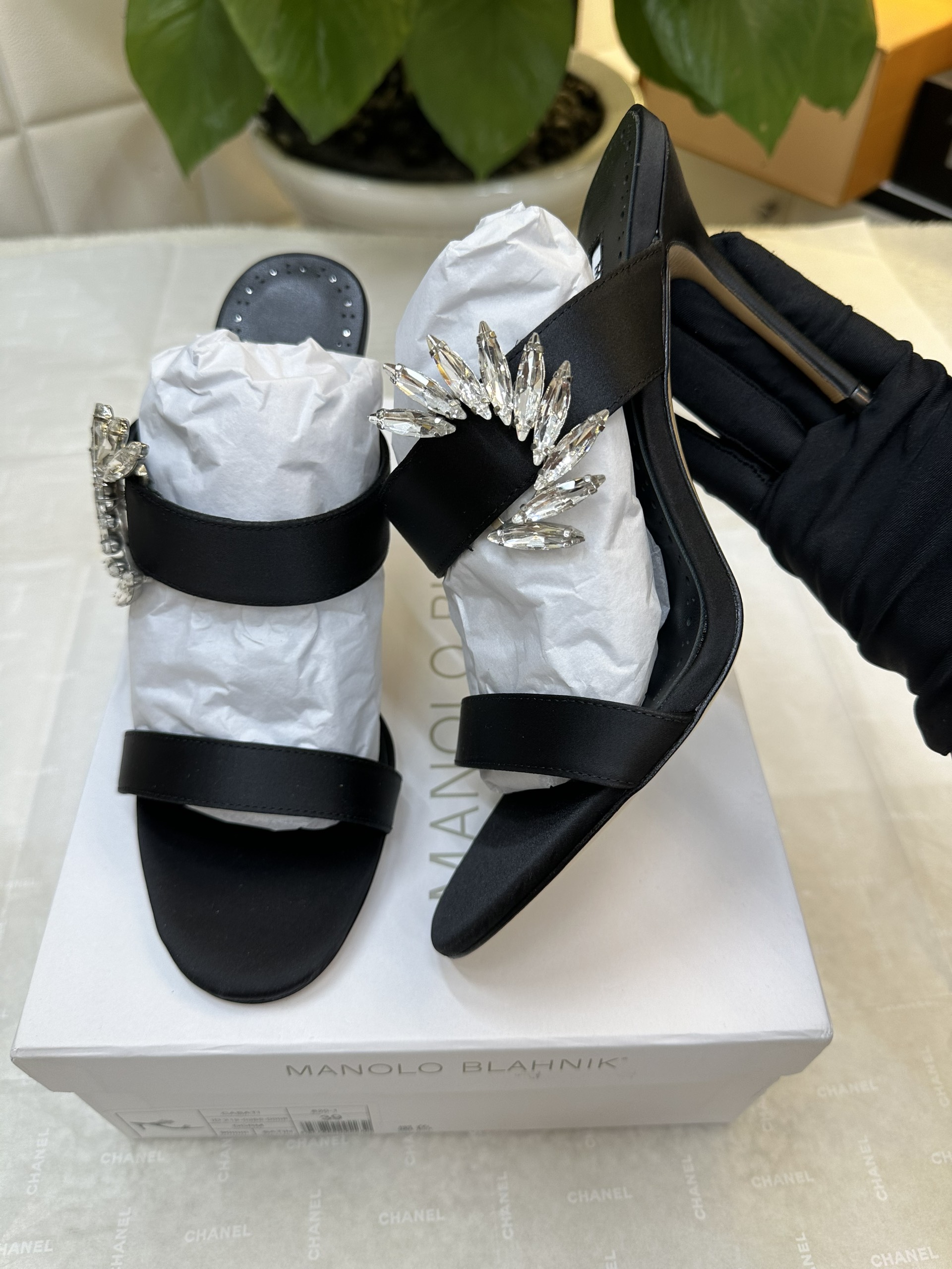 Giày Manolo Blahnik Chivela Crystal Heel Sandals Siêu Cấp Màu Đen Size 39