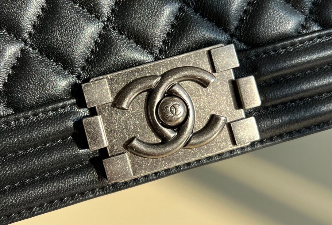 Túi Xách Chanel Siêu Cấp LeBoy Màu Đen Da Lì Khóa Bạc Size 25cm 67086