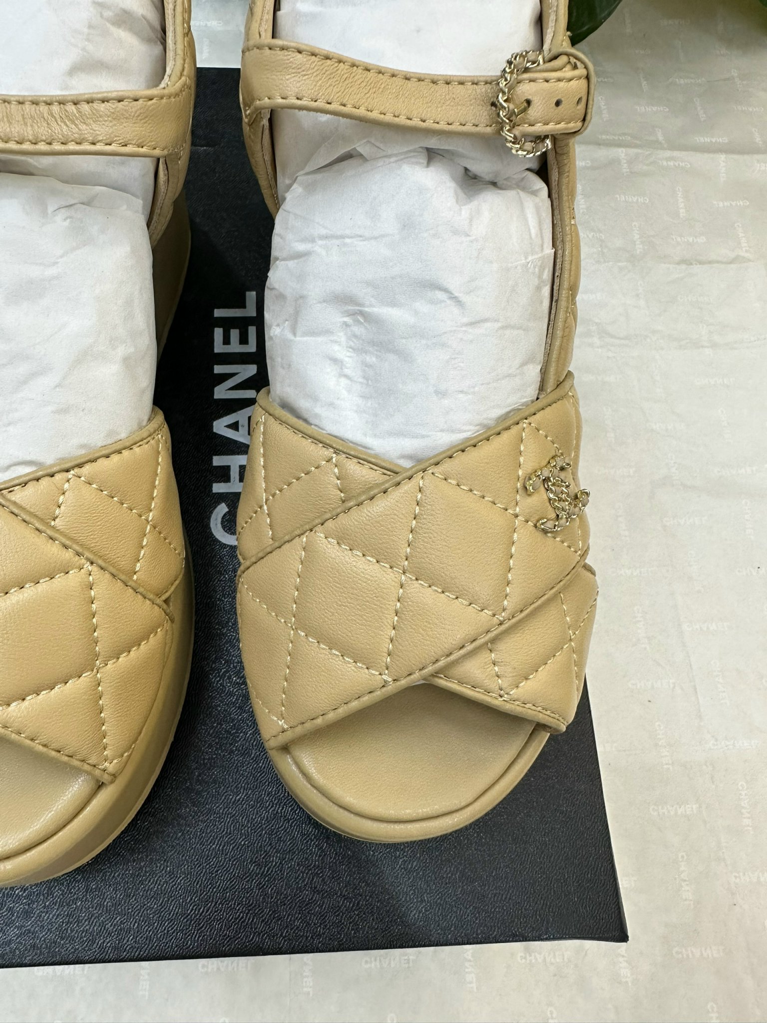 Giày Sandal Đế Xuồng Chanel Siêu Cấp Màu Be Size 37