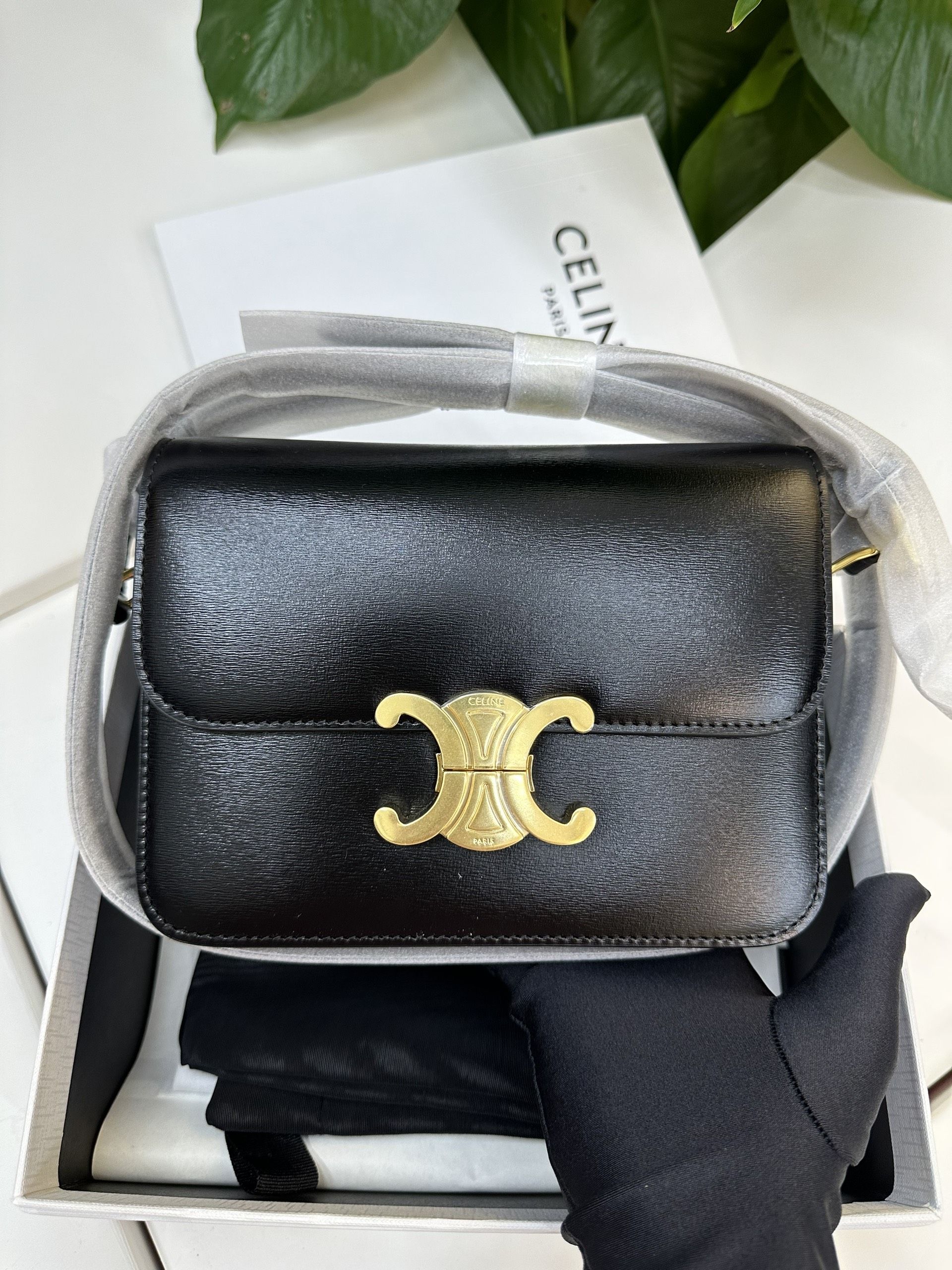 Túi Xách Celine Teen Triomphe Bag In Shiny Calfskin Black Siêu Cấp Size 19cm