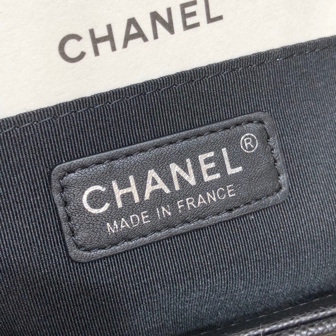Túi Xách Chanel Boy Vip Da Hạt Màu Đen KHóa Bạc Size 25cm