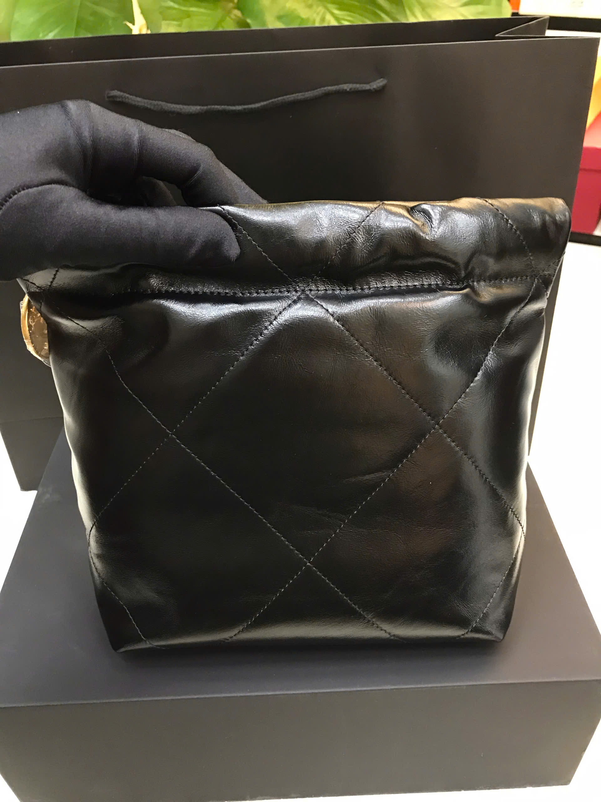 Túi Chanel 22 Shiny Calfskin Gold Tone Metal Black Mini Siêu Cấp Size 20cm